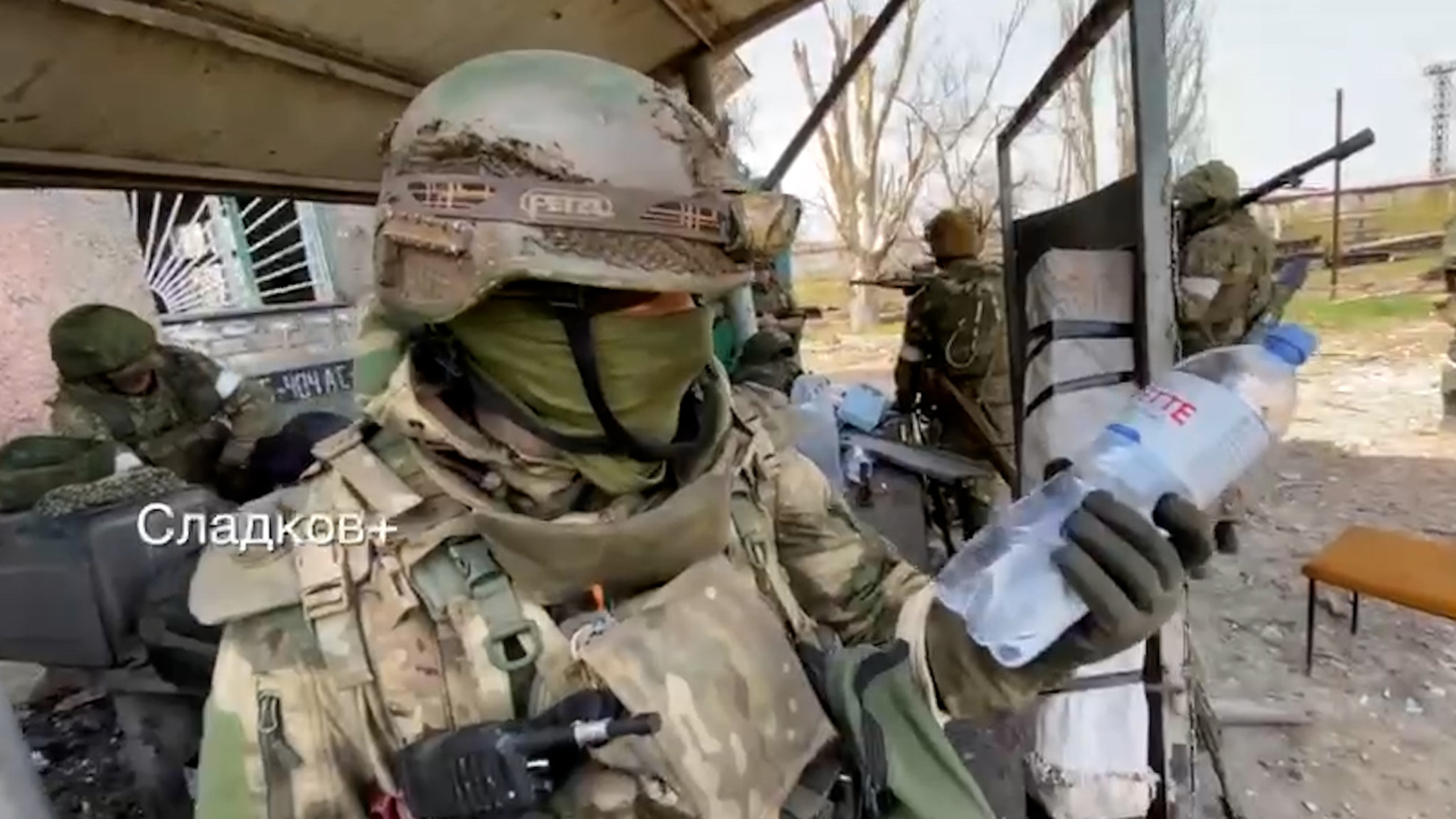 Военкор ВГТРК показал особенности быта засевших на "Азовстали"