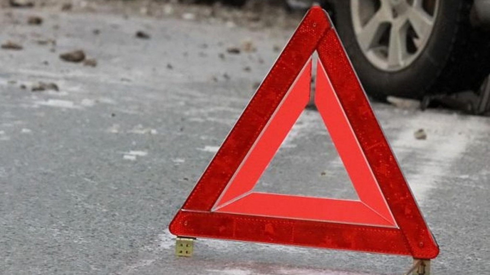 Под Тюменью автомобилист сбил двух пешеходов