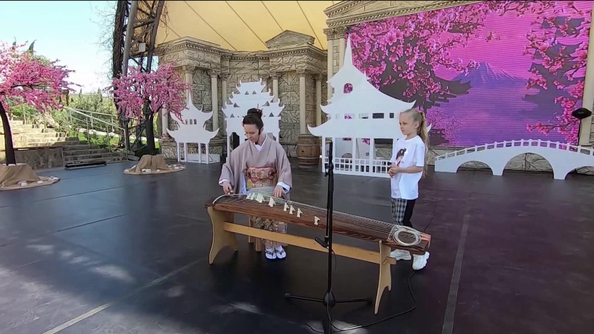 Фестиваль "Цветущая сакура" открылся в Ялте