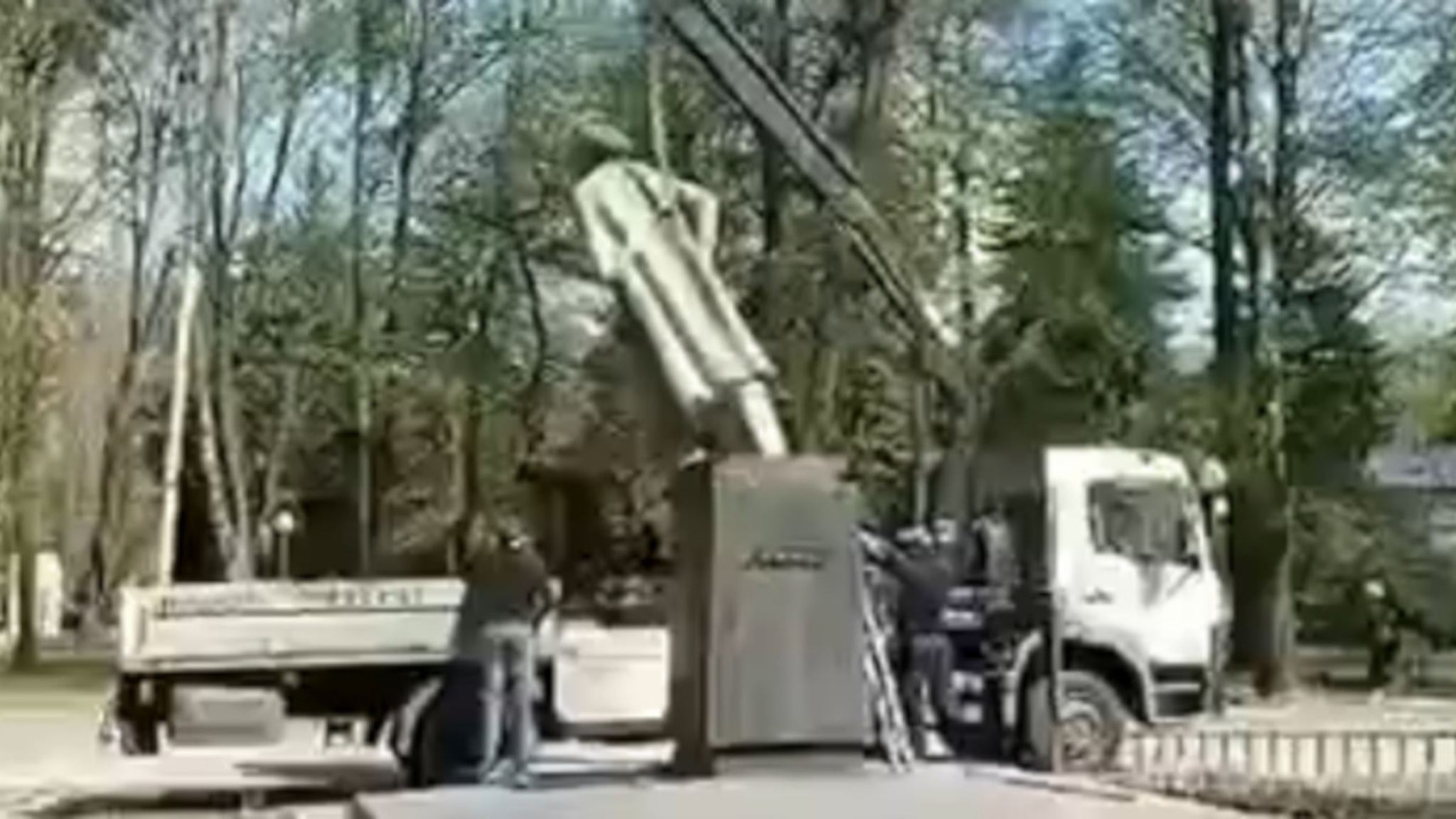 Из Центрального парка Винницы убрали памятник Максиму Горькому