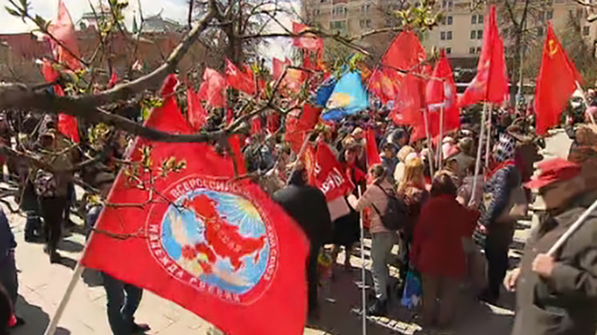 Лозунги Первомая: в Москве проходят митинги КПРФ и ЛДПР