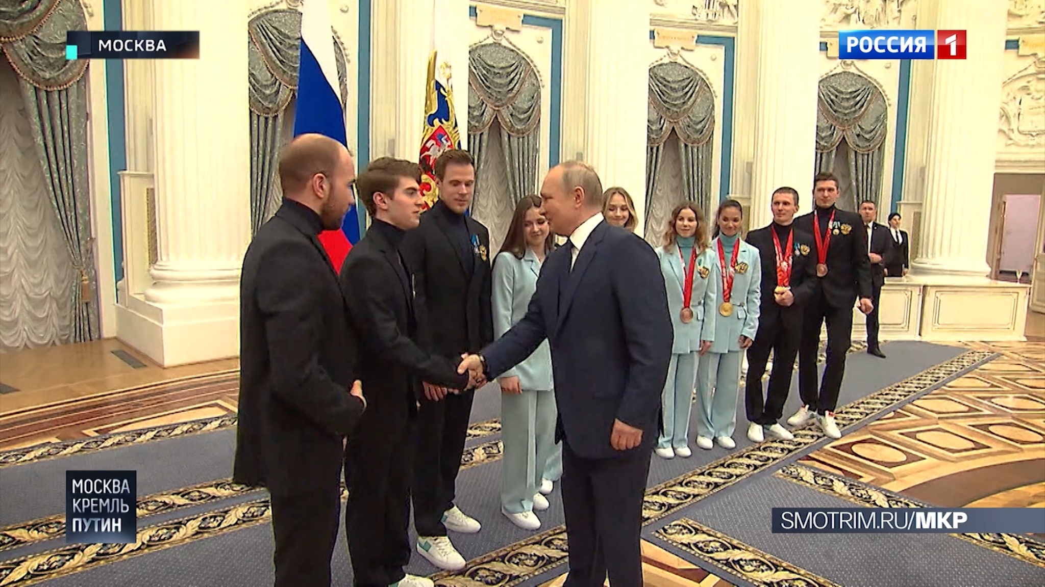 Награждение олимпийцев в Кремле: кого расцеловал Путин