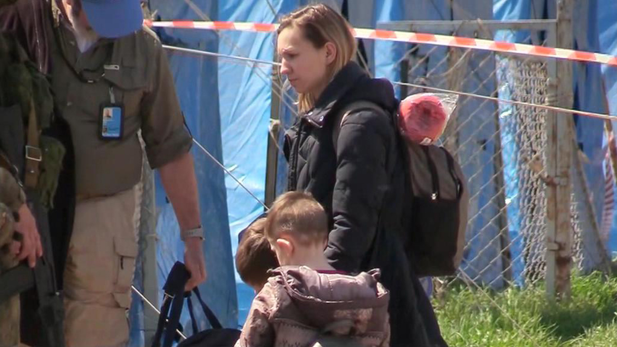 Две группы гражданских лиц вышли с "Азовстали"