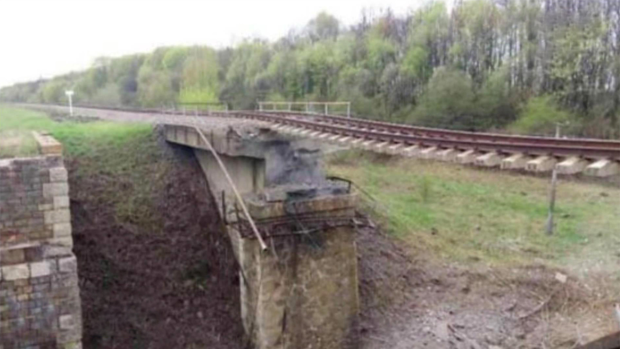 Подорванный мост в Курской области ремонтируют круглосуточно