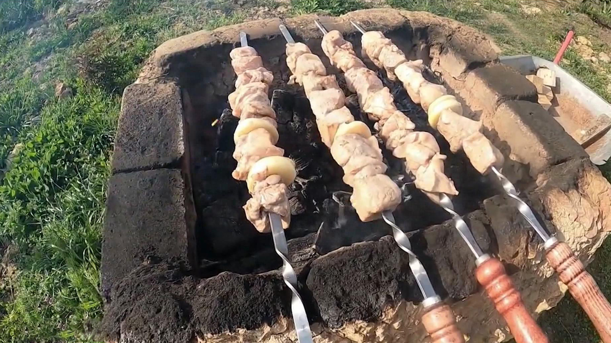 Отдыхающие идут в парки с мангалами, а инспекторы – с протоколами