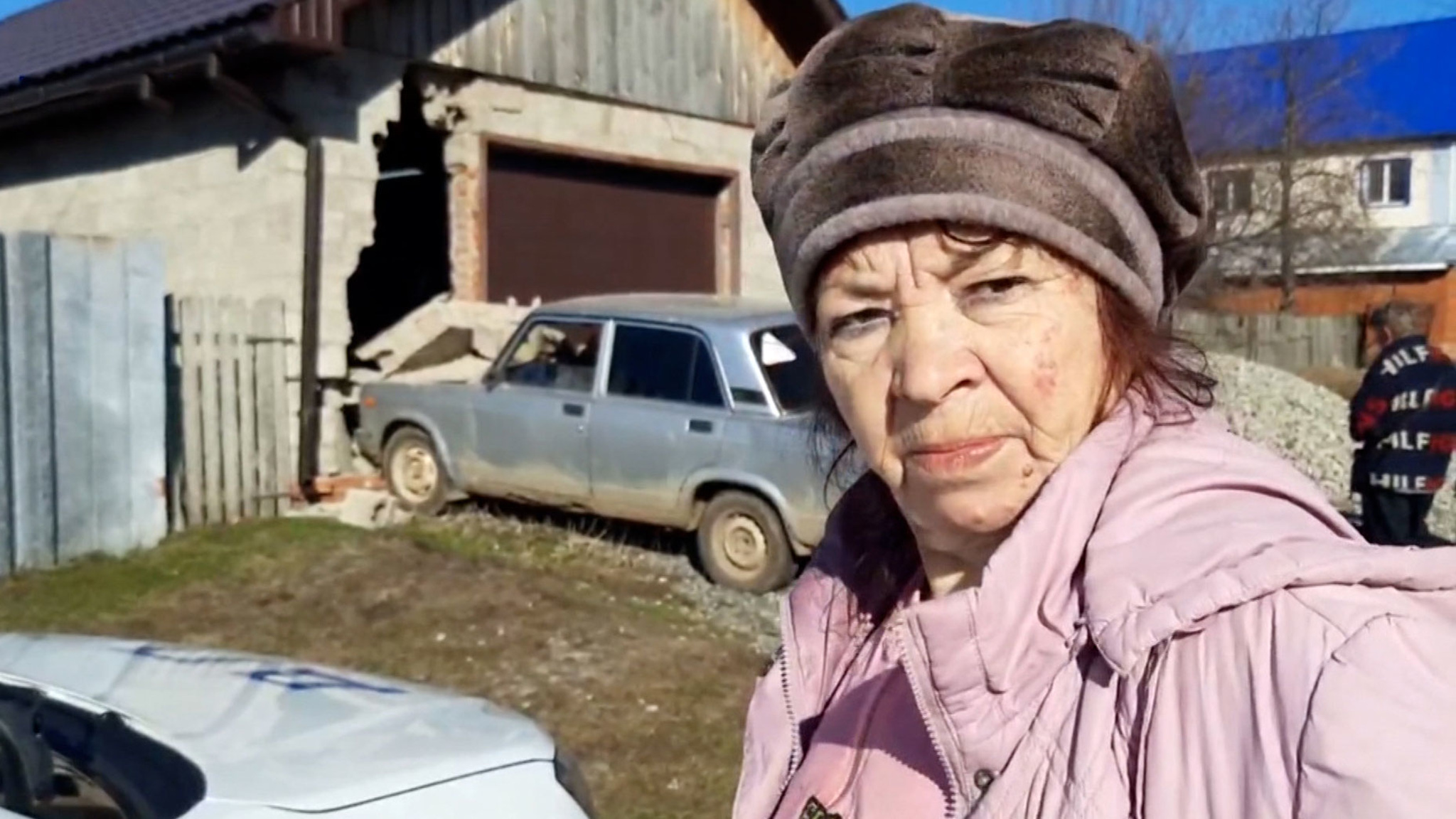 Пьяная пенсионерка угнала у соседей машину и разбила ее