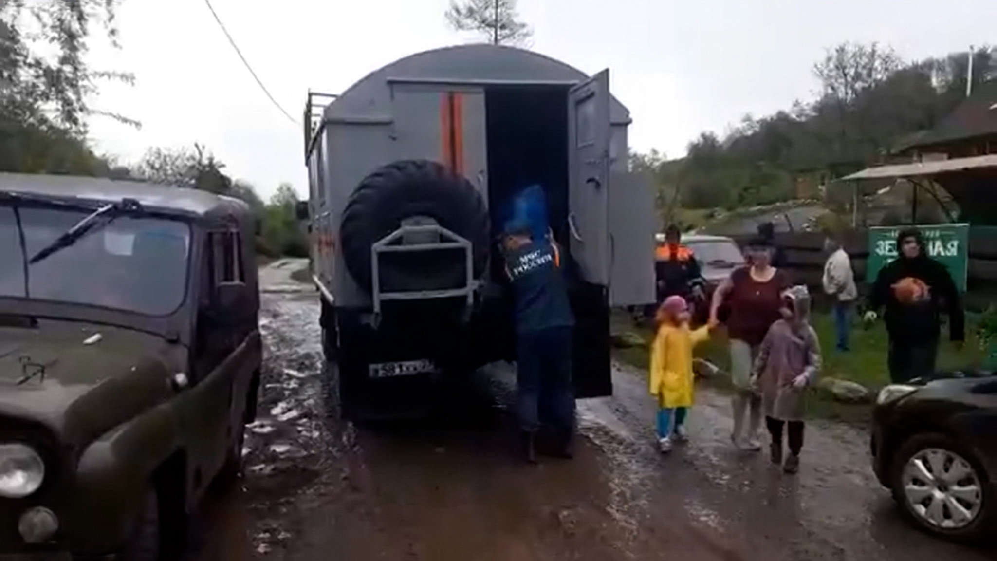 ЧП на Кубани: туристы оказались заблокированы из-за подъема воды в реке