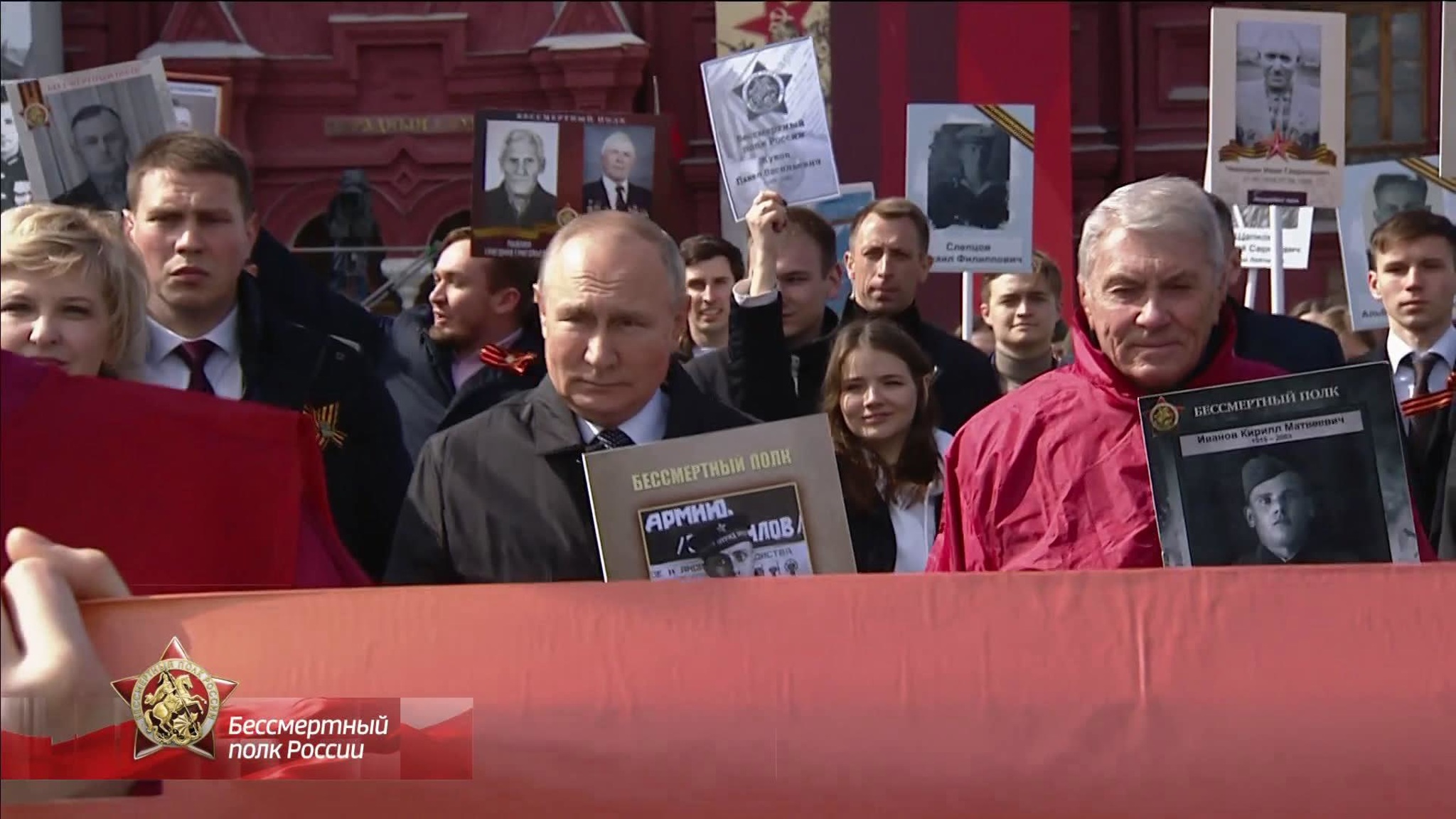 Владимир Путин прошел в строю "Бессмертного полка"