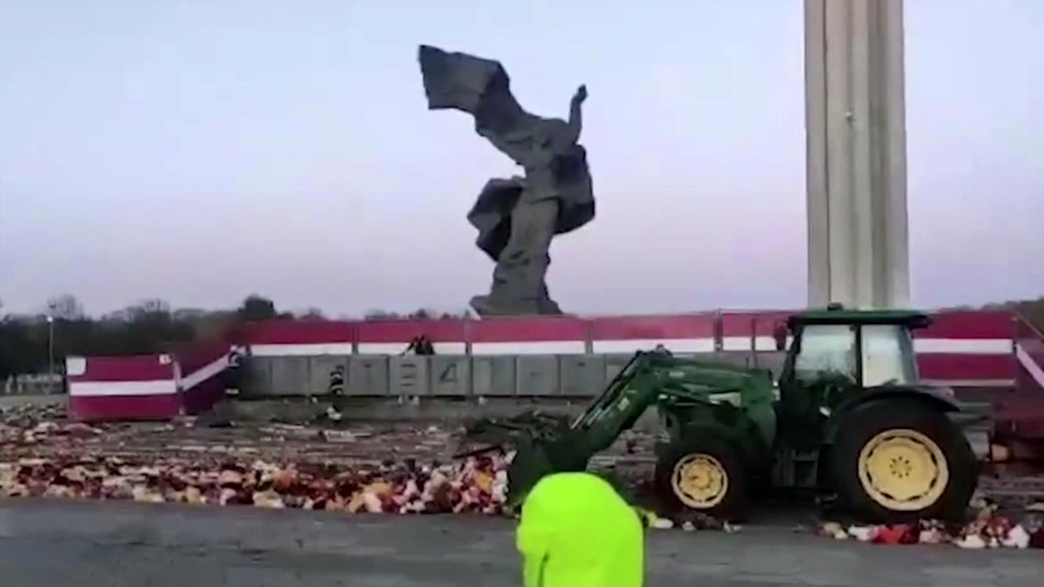 К памятнику освободителям Риги снова несут цветы