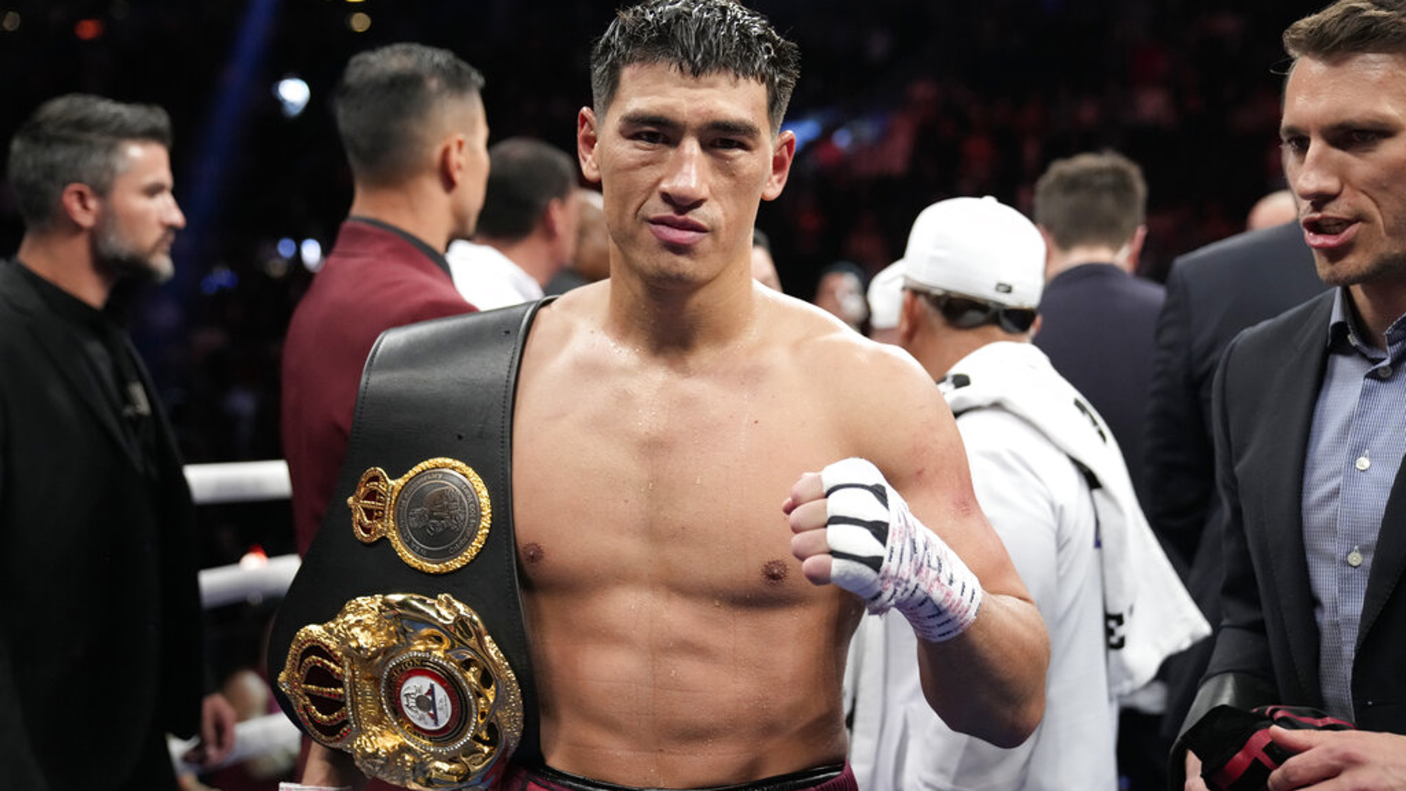 Бивол в десятый раз защитил чемпионский титул WBA