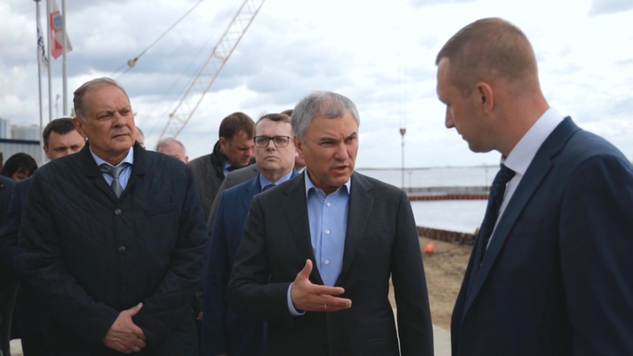 Володин осмотрел строительство набережной Волги в Саратове