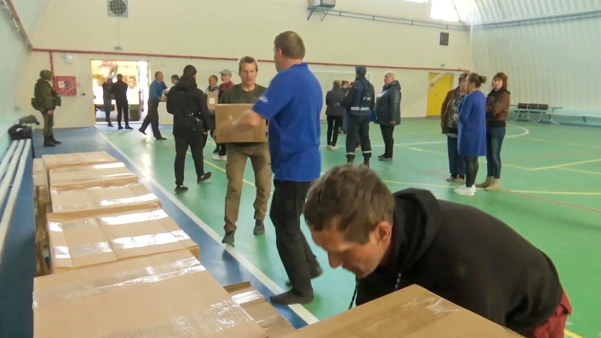 ВС России доставили более 50 тонн гумпомощи в Харьковскую область