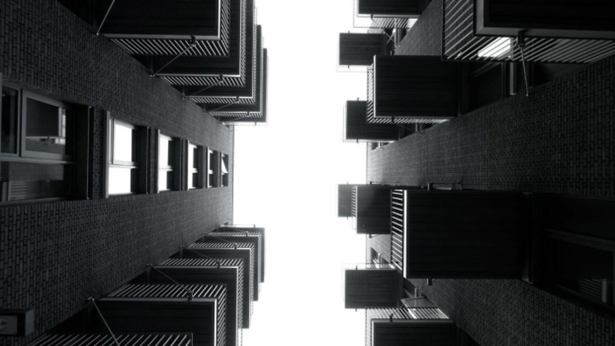 Подросток упал с балкона 14 этажа в Тюмени