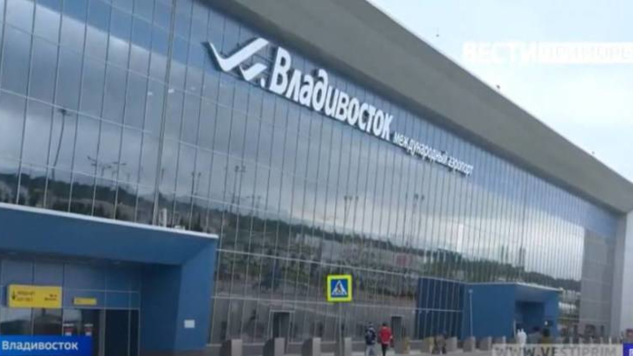 Нетрезвые пассажиры разгромили пункт досмотра в аэропорту Владивостока