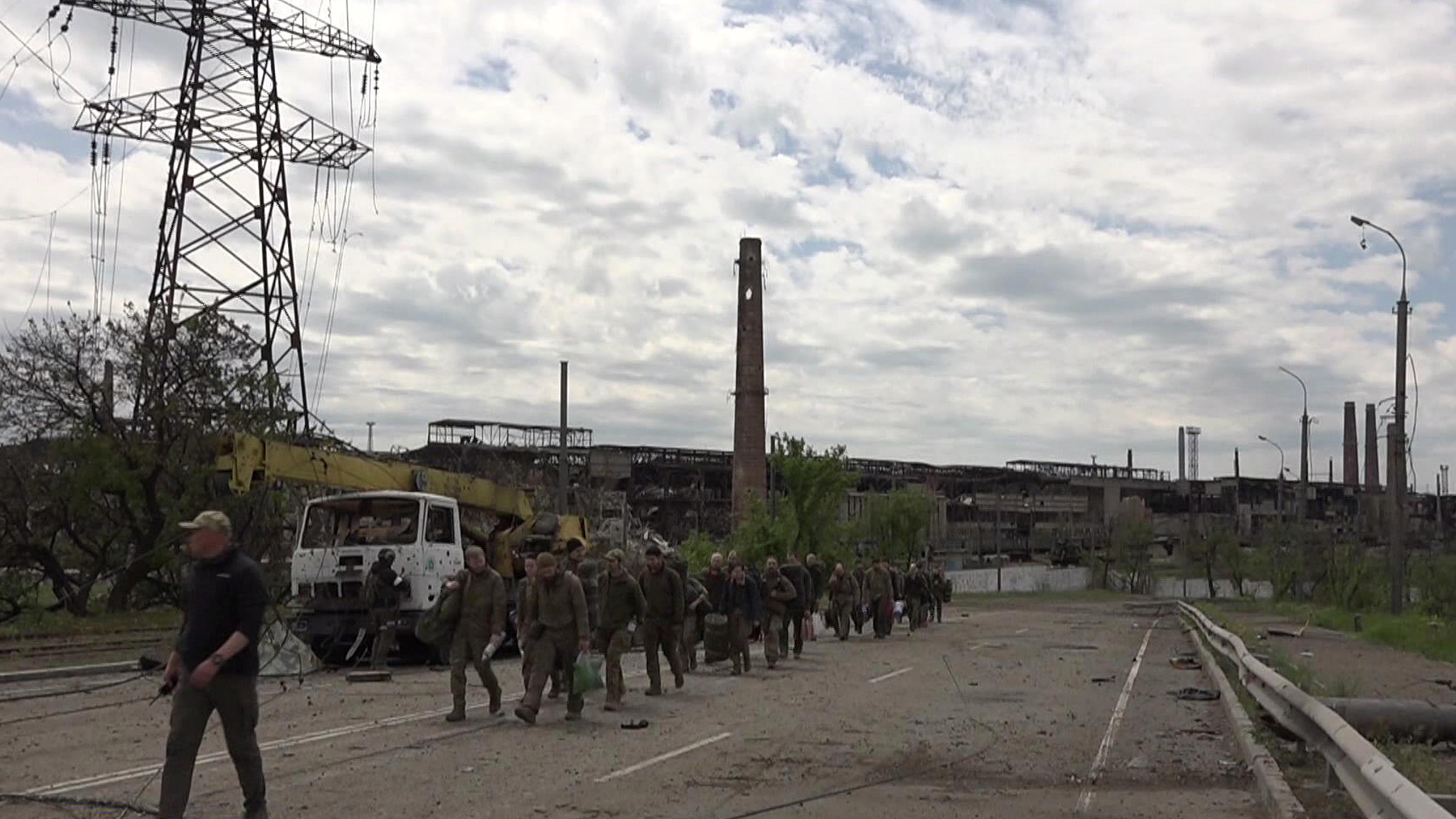 С "Азовстали" продолжают выходить боевики. Новое видео