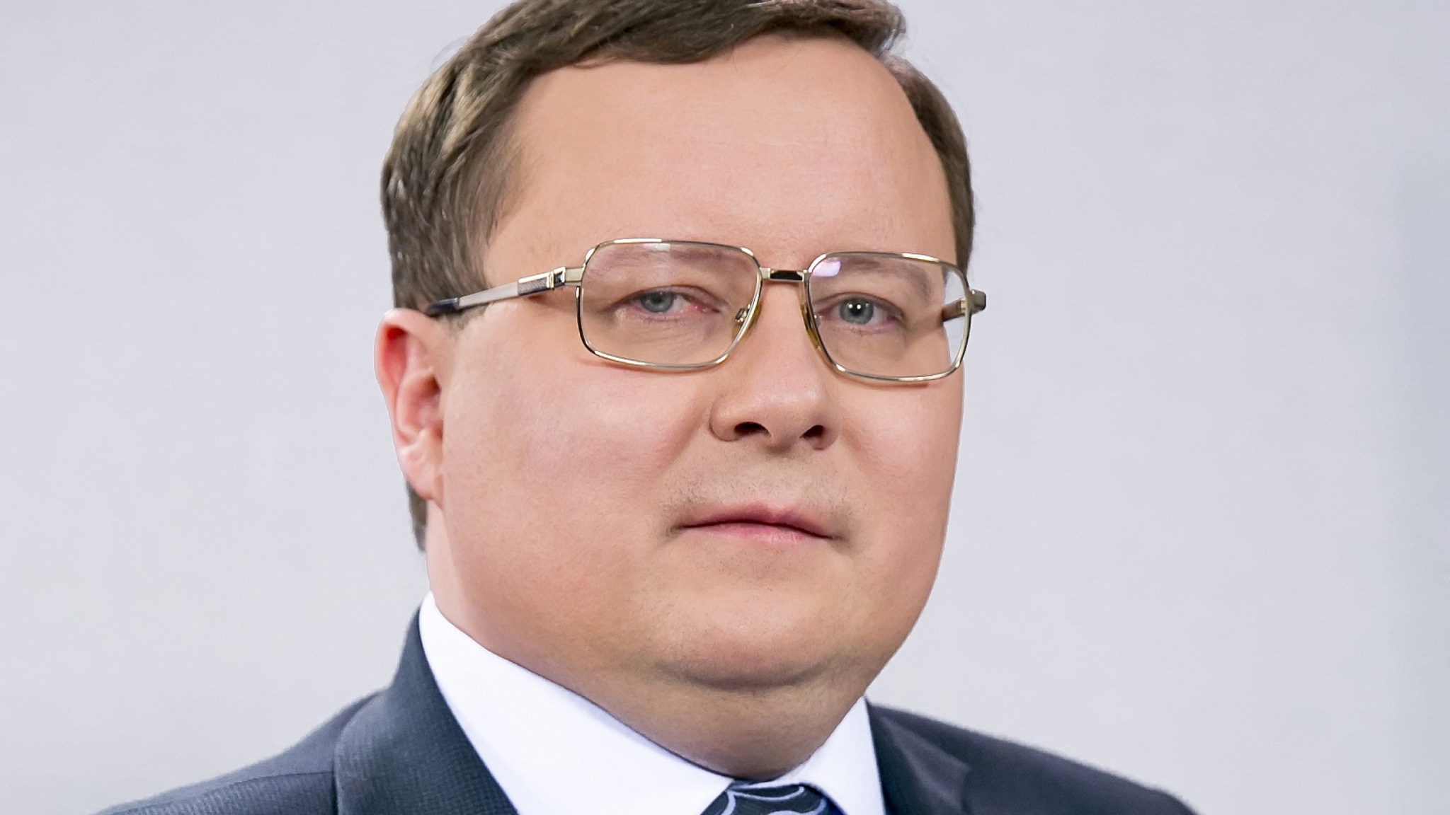 Разуваев: россиянам надо равнодушно смотреть на валютный курс