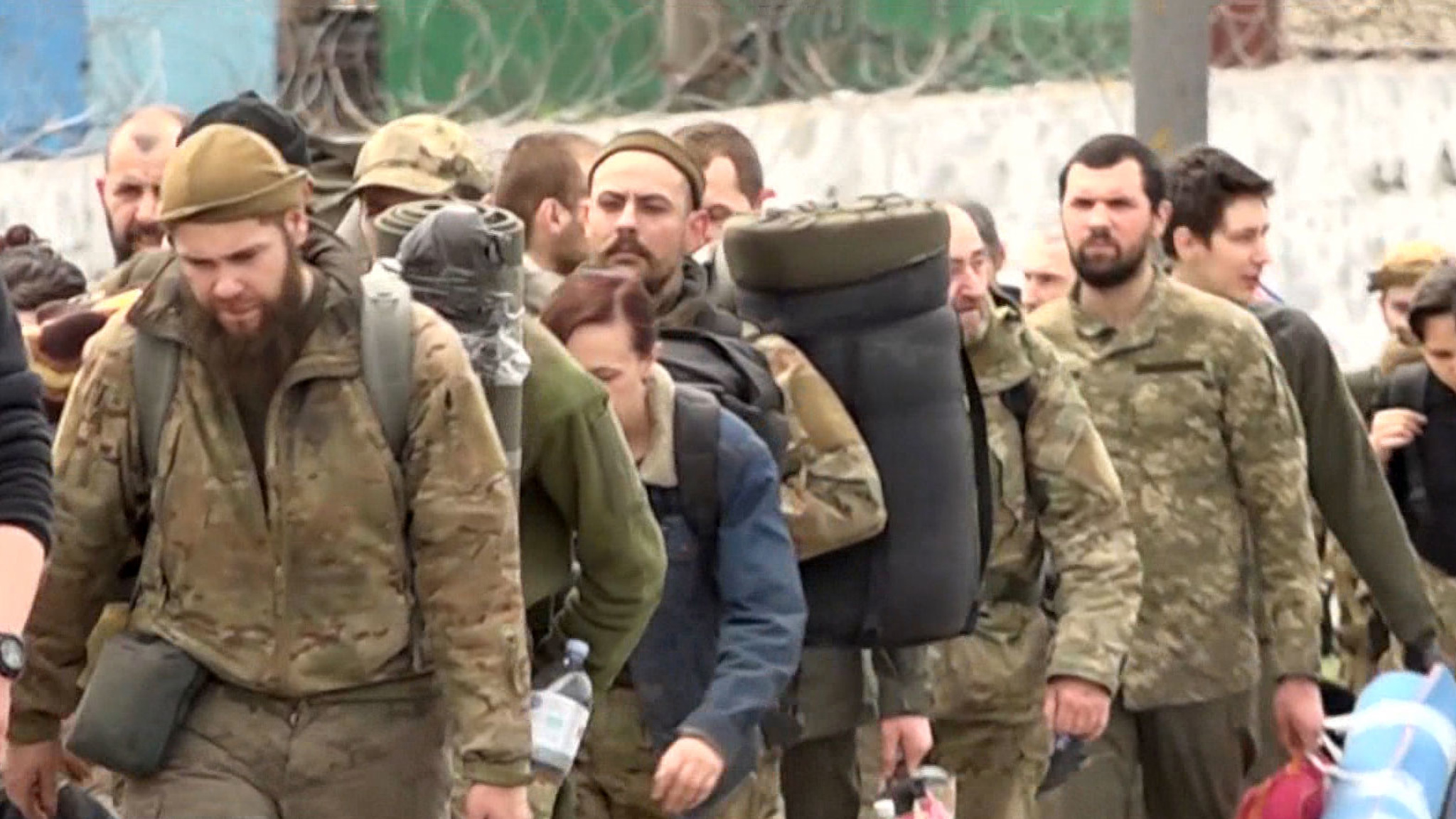 Военные и боевики "Азова" продолжают выход с "Азовстали"