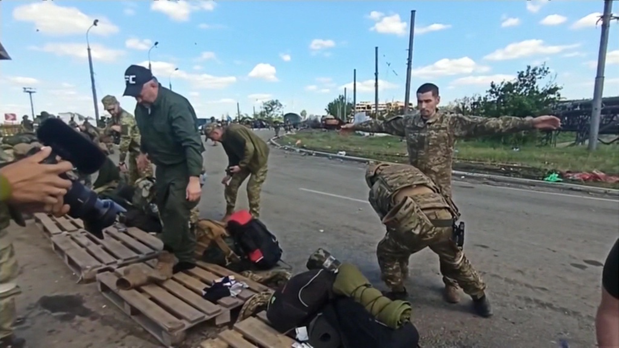 Украинская артиллерия бьет по детским садам и школам Донбасса