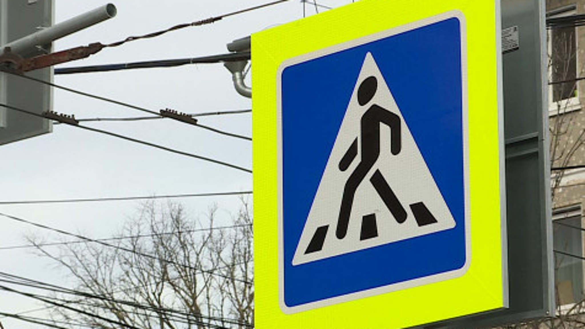 В центре Владивостока автомобиль без водителя сбил пешеходов у светофора