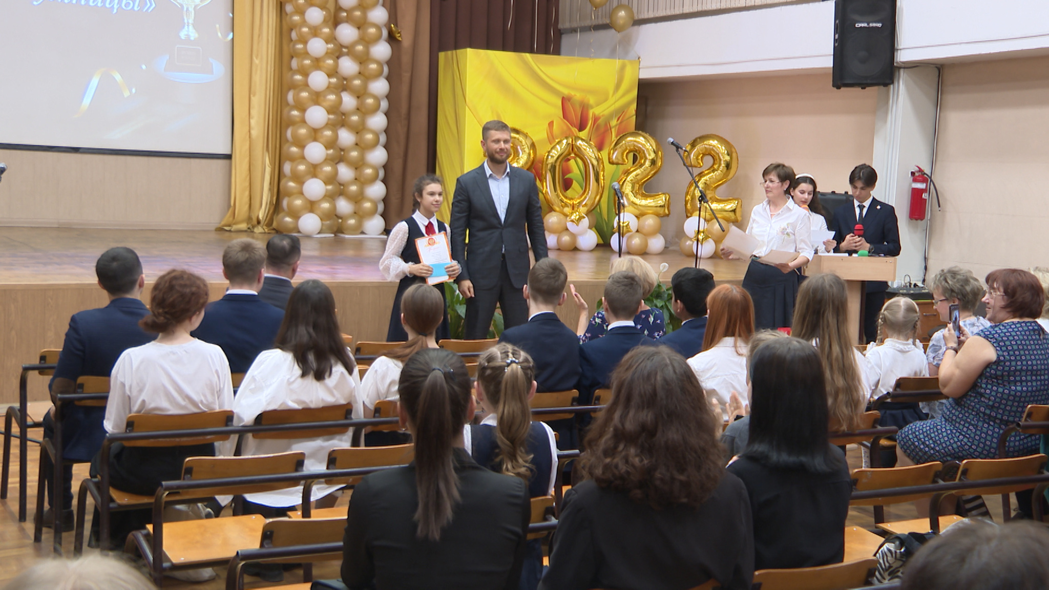 Традиционный конкурс "Лучший ученик" прошел в Иркутске. Победителей в гимназии № 2 наградил председатель думы Евгений Стекачев