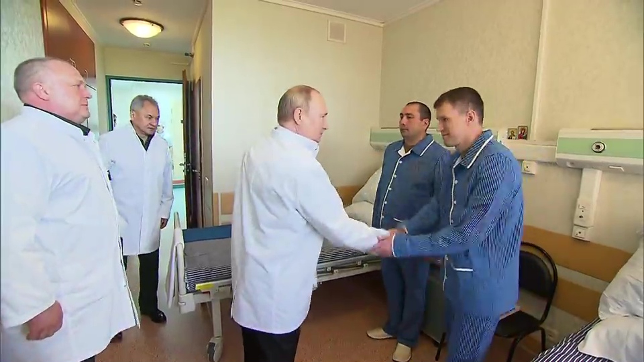 Визит Путина в госпиталь: кадры, которых не видел никто