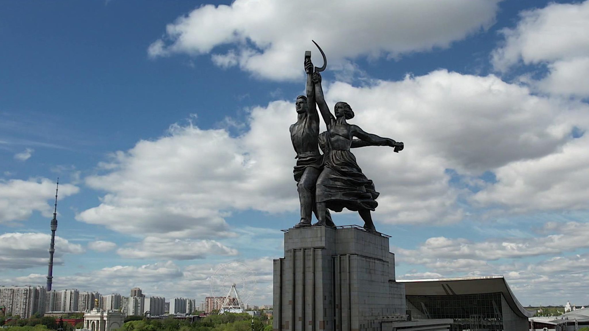 Памятник "Рабочий и колхозница" празднует 85-летие