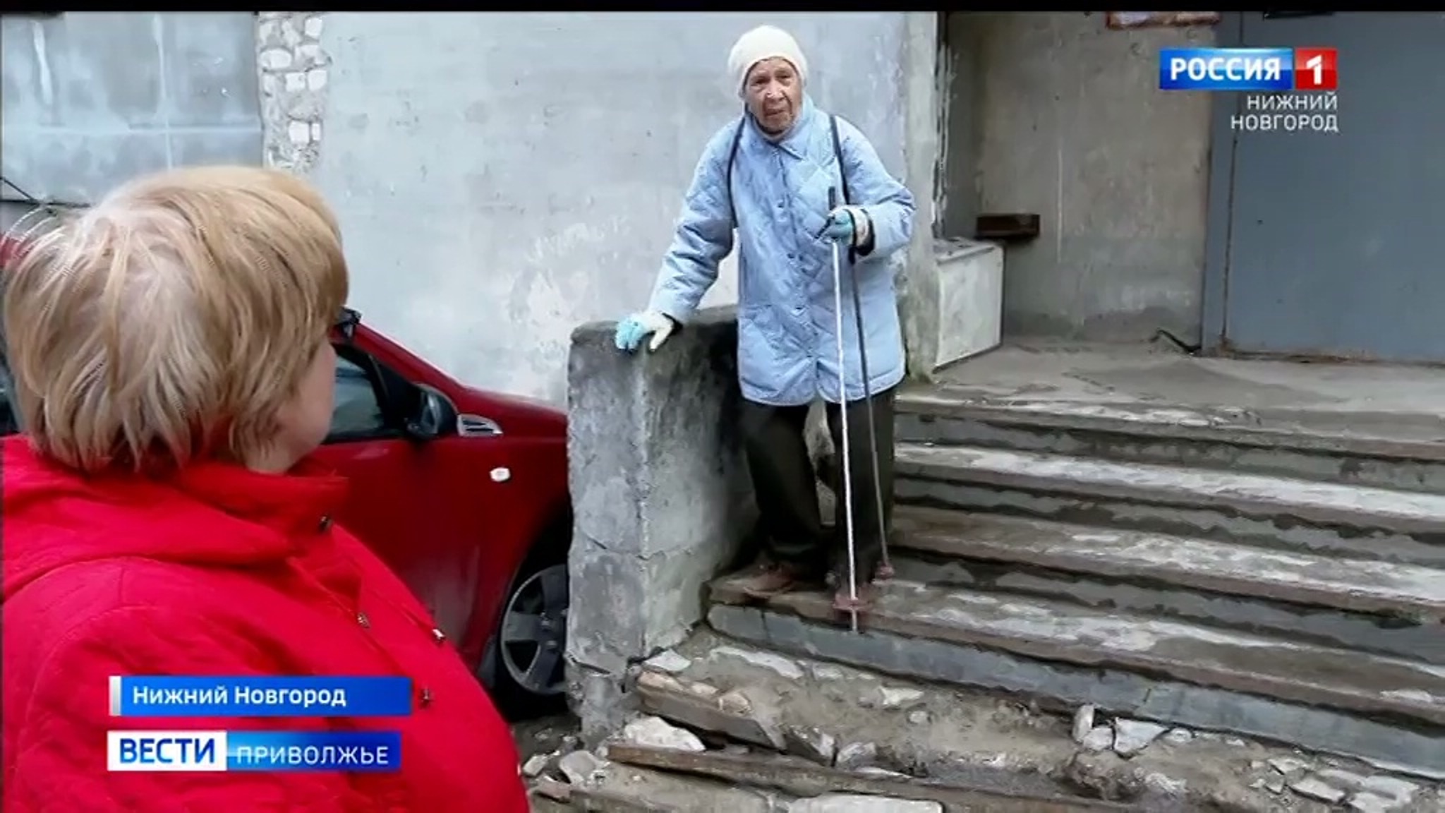 Жители дома на улице Тимирязева в Нижнем Новгороде боятся ходить по разбитому крыльцу