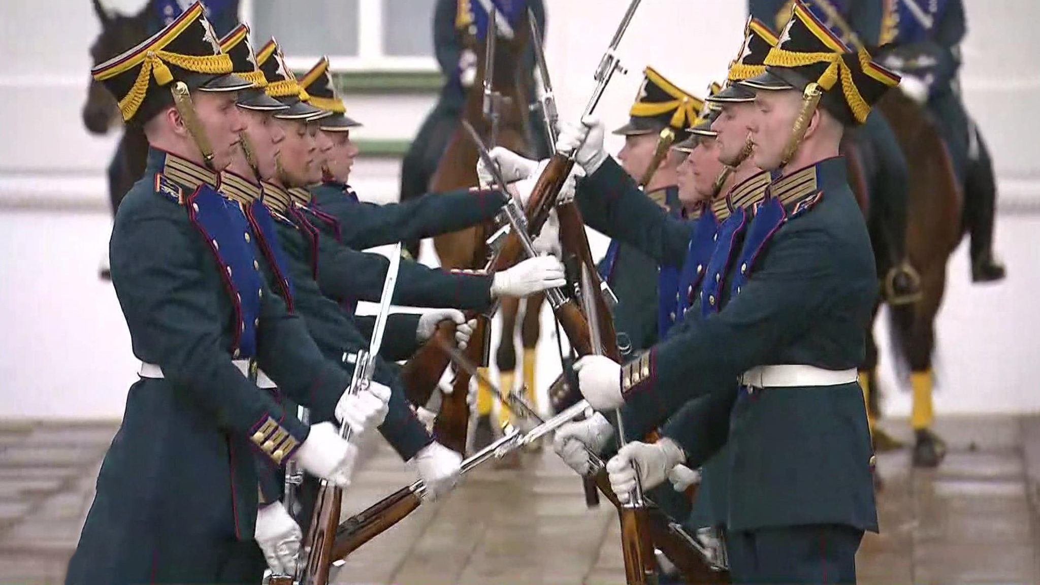 Вернулись после пандемии: церемонии развода караулов в Кремле