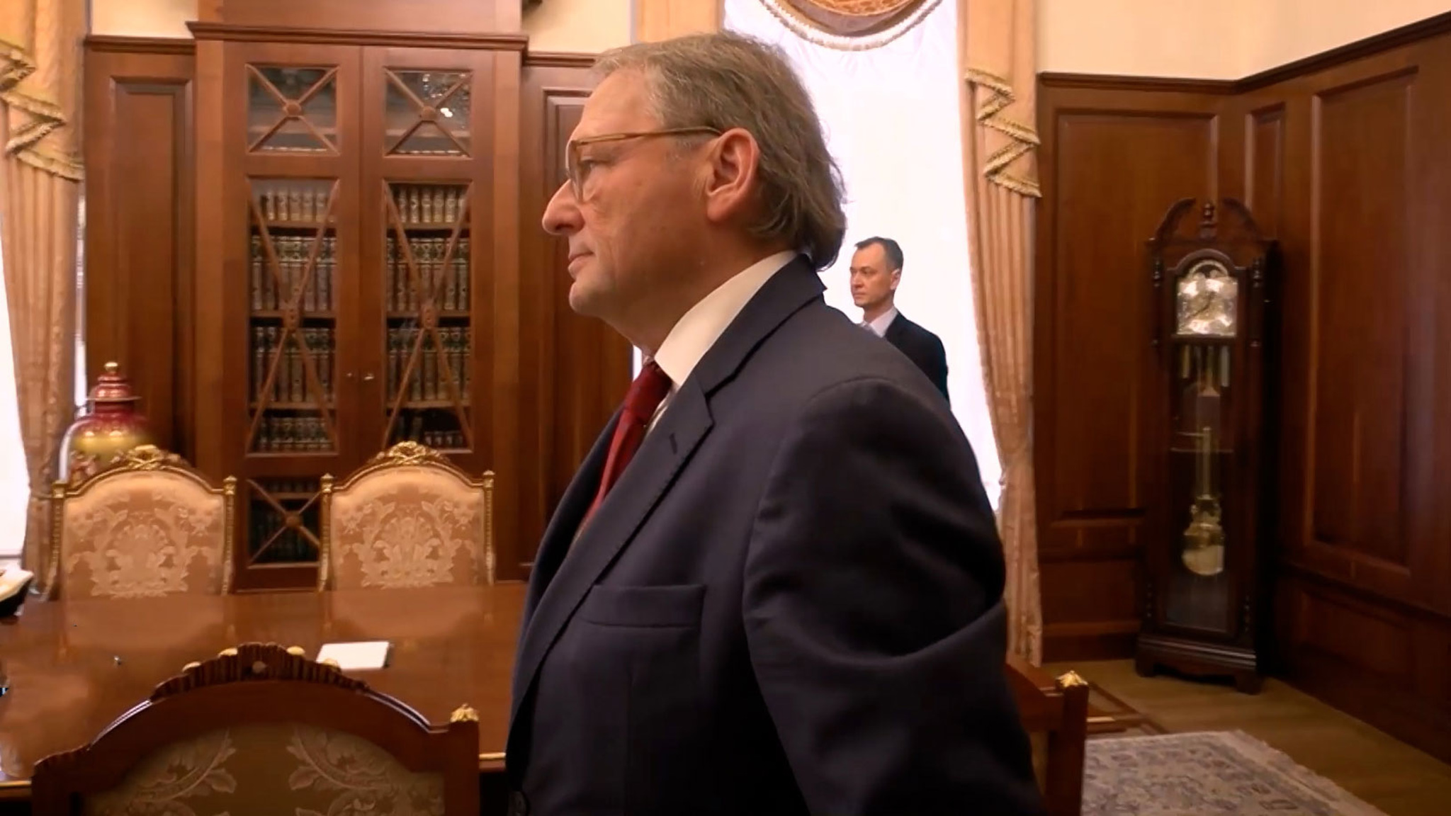 Титов пришел к Путину с большой папкой