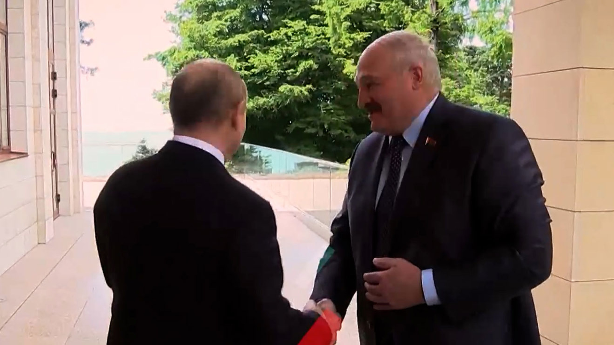 "Пусть знают, что мы вместе": момент встречи Путина и Лукашенко