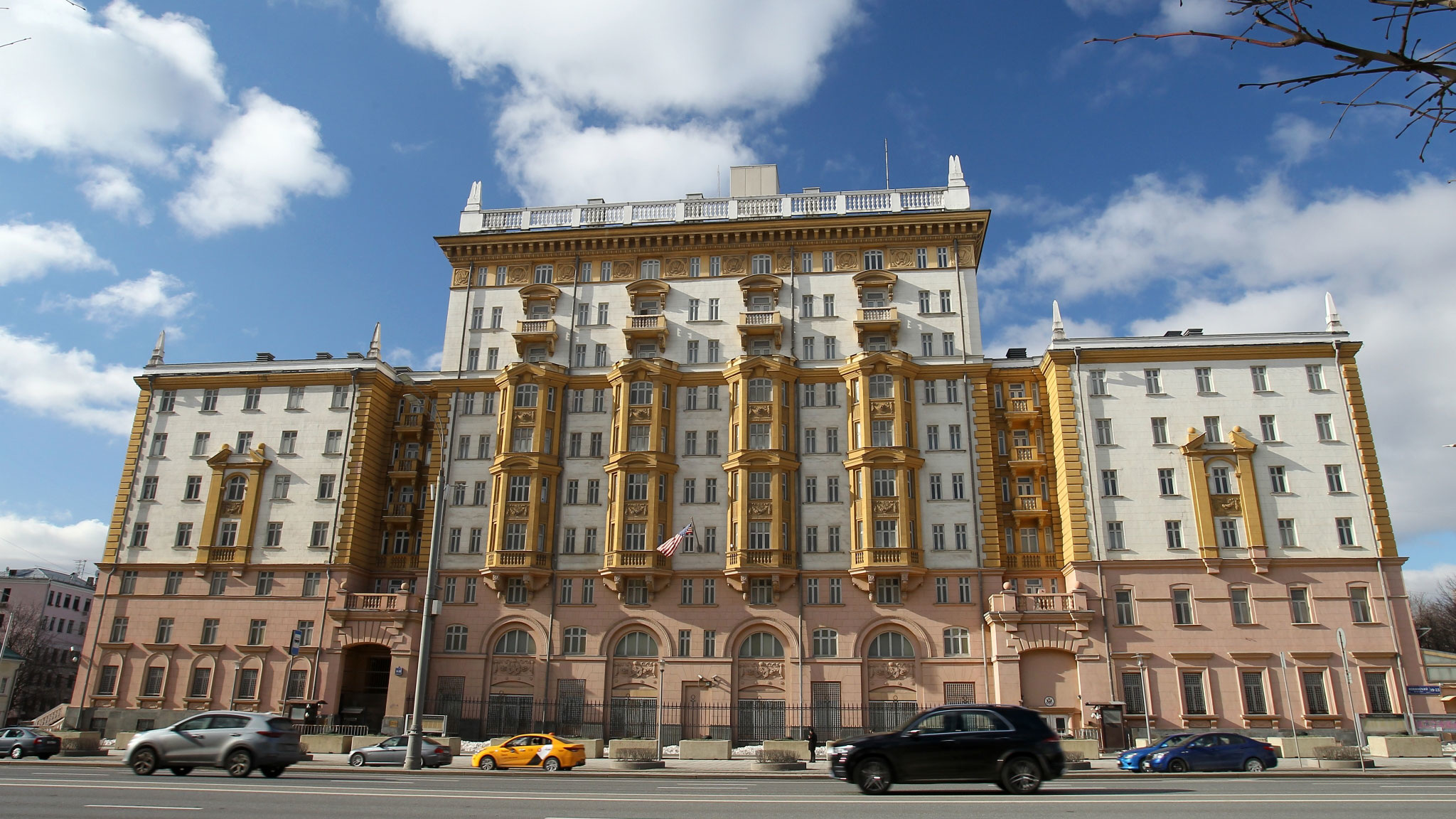Более 250 тыс. москвичей за пять дней проголосовали за название площади у посольства США