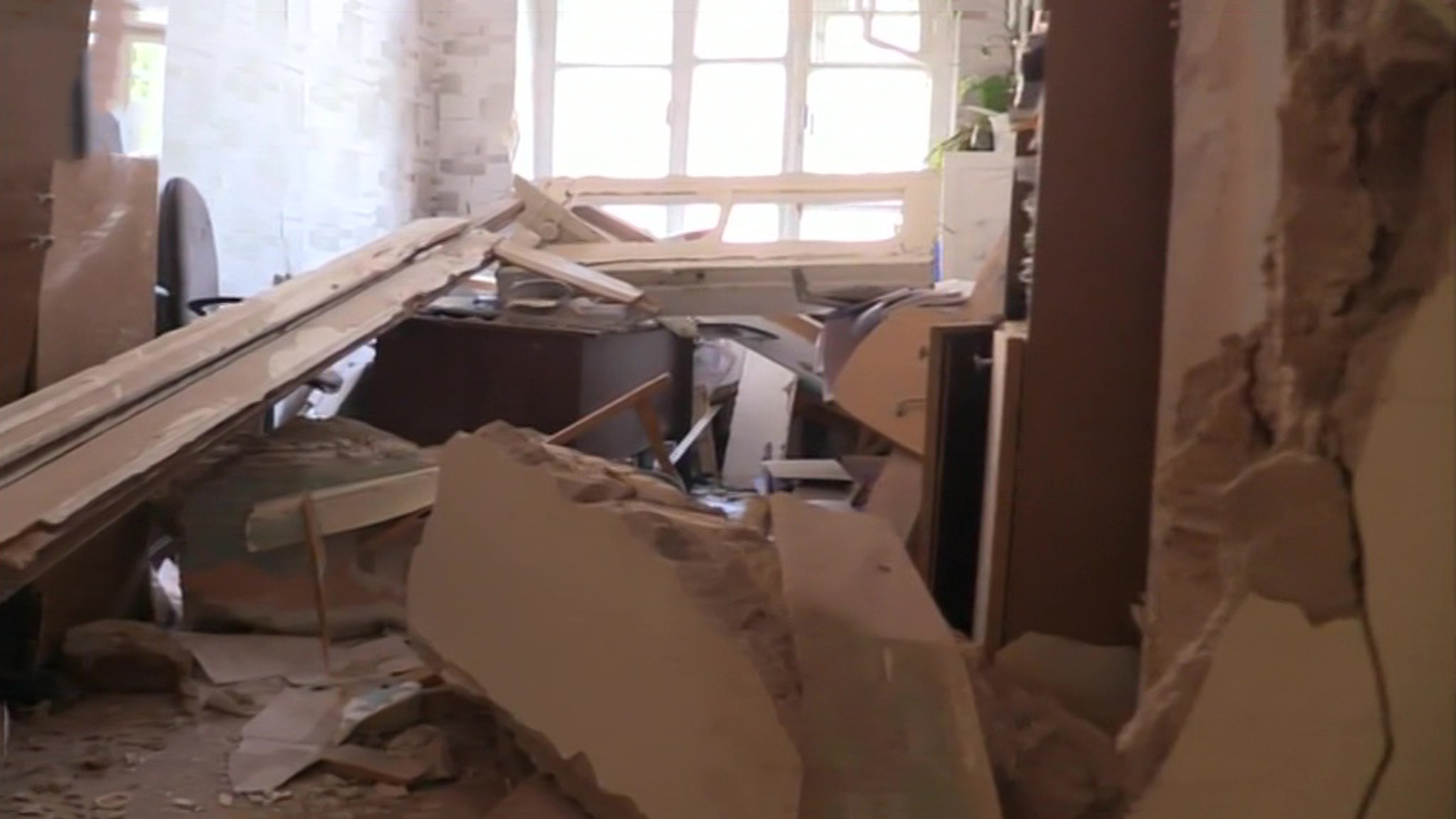 Три школы Донецка попали под шквальный огонь