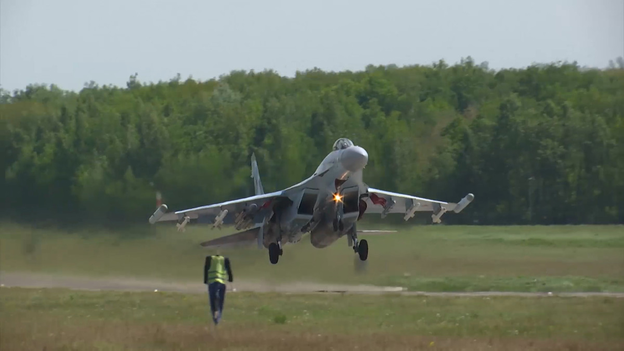 На видео попали взлеты, посадки и боевая работа истребителей ВКС РФ