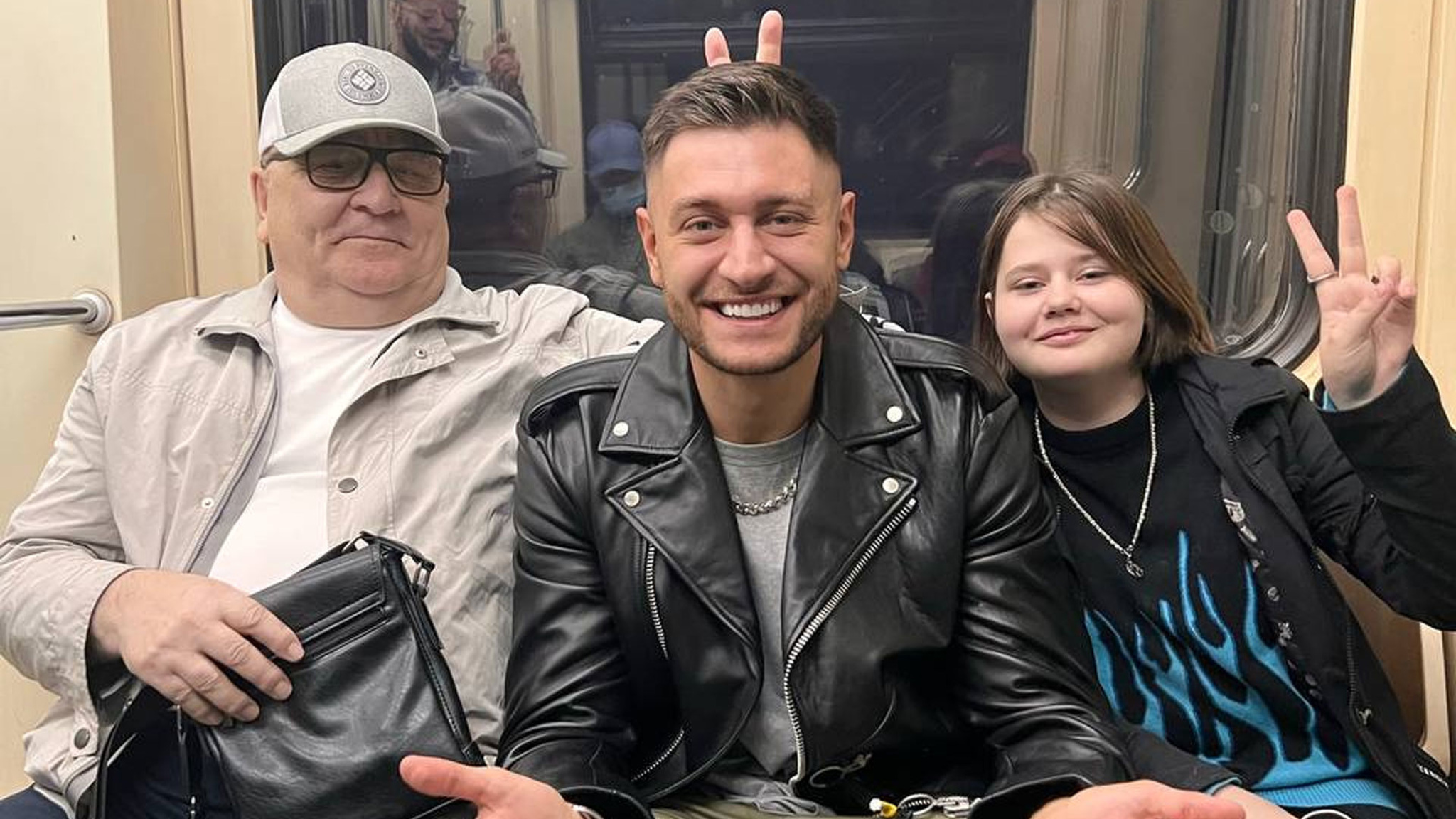 Блогер Дава устроил фотосессию с пассажирами московского метро