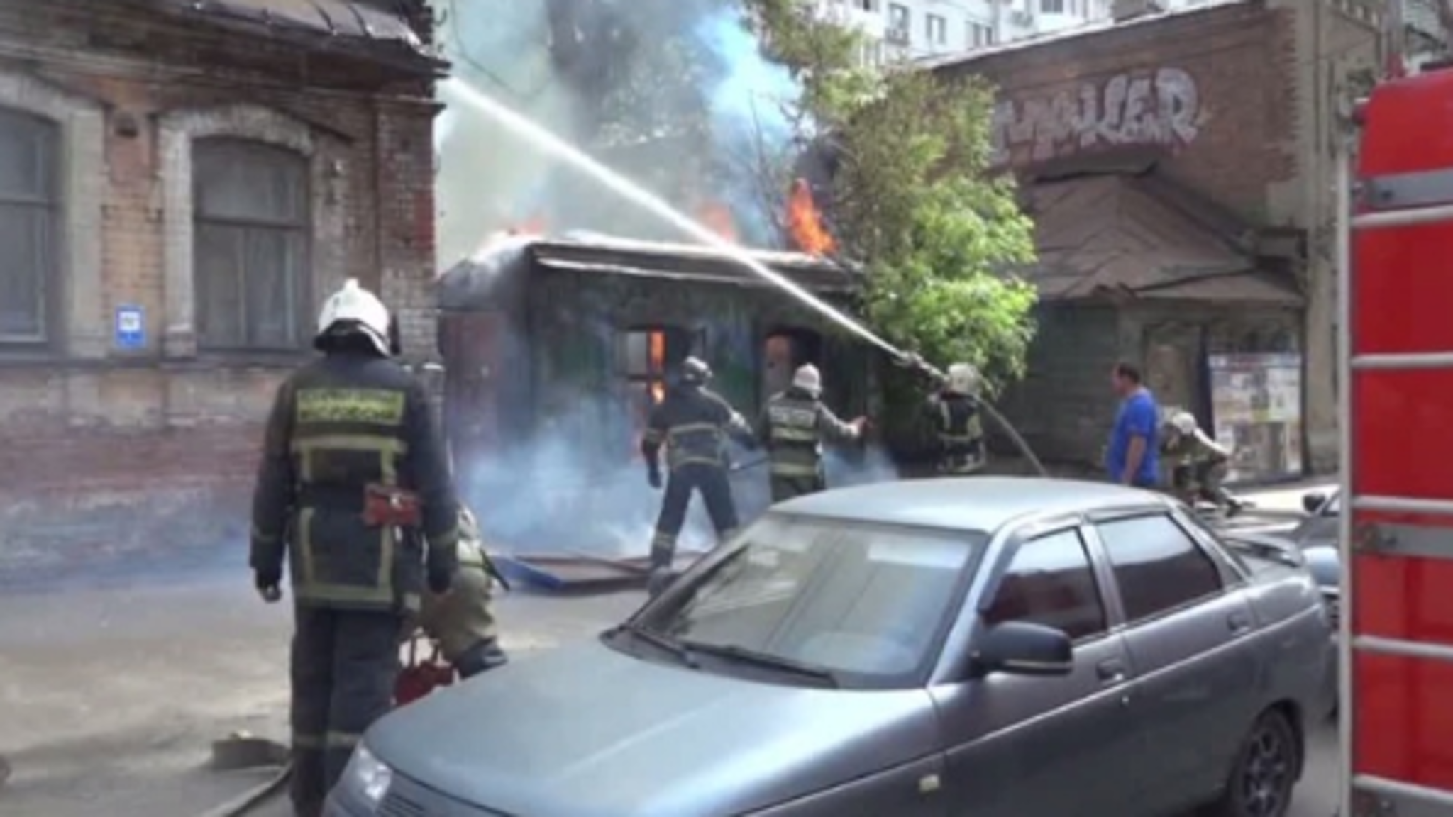 На улице Вавилова загорелся частный дом
