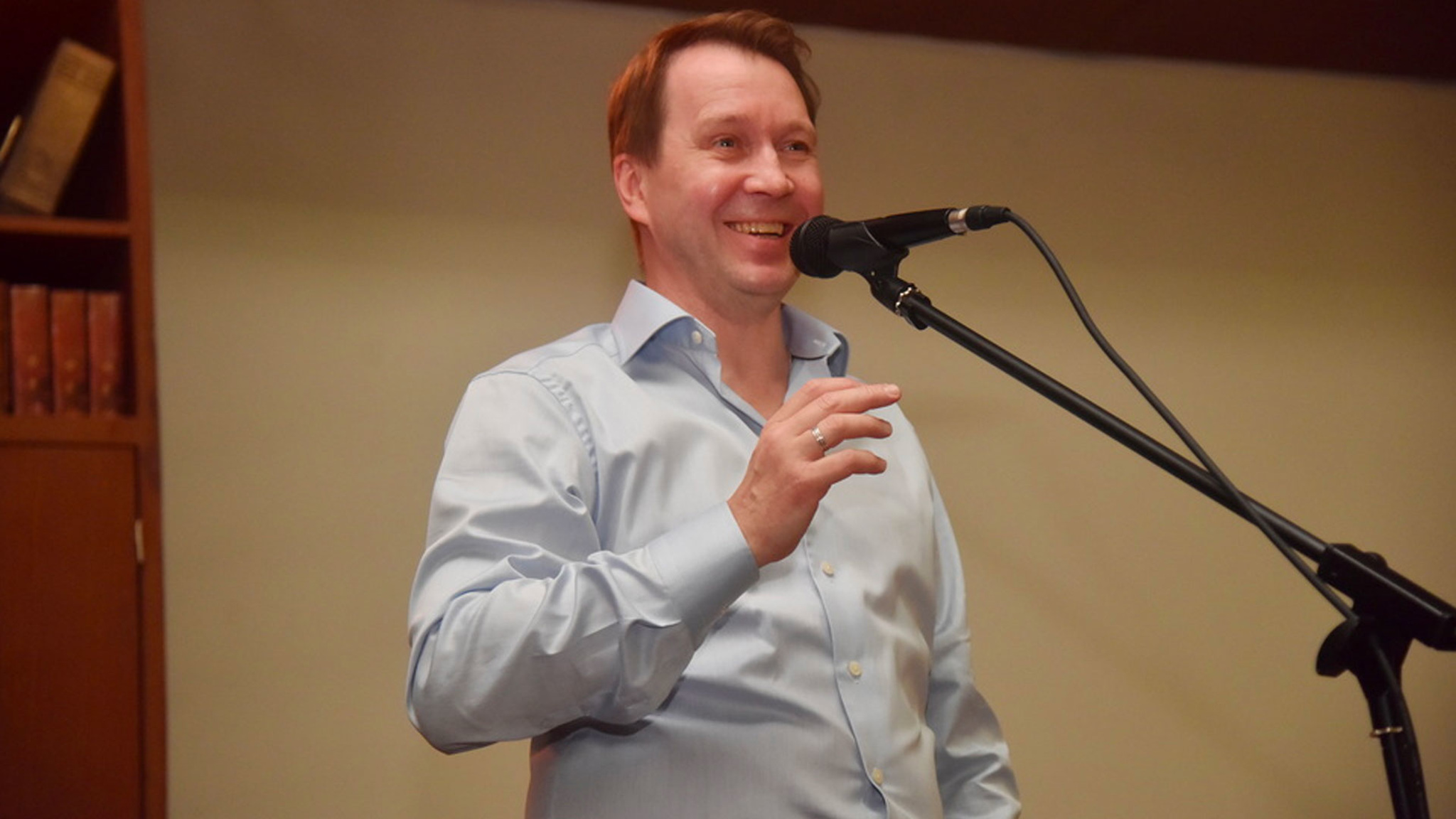 Евгений Миронов показал спектакль детям Донбасса