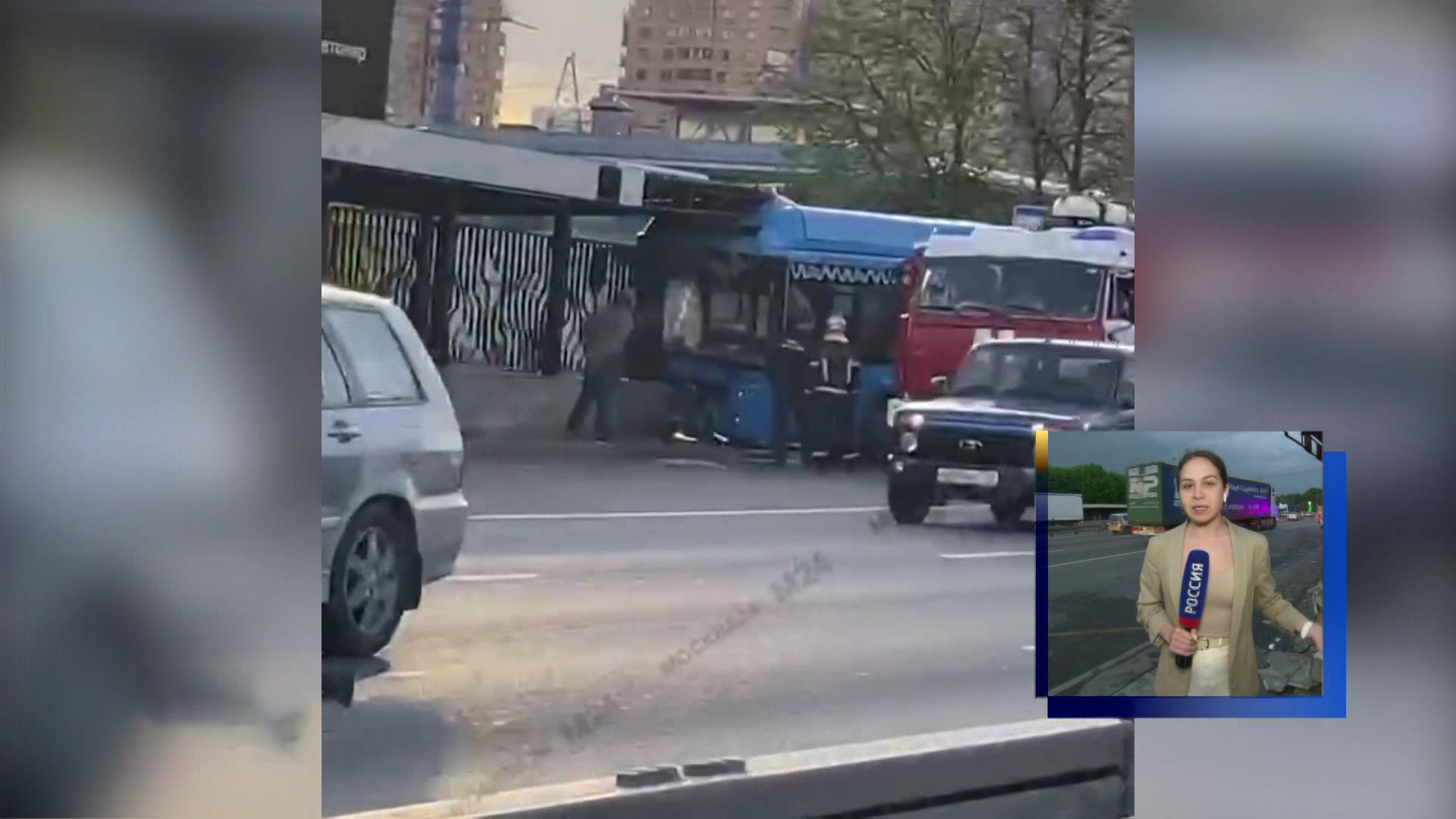 Рейсовый автобус протаранил остановку в Химках