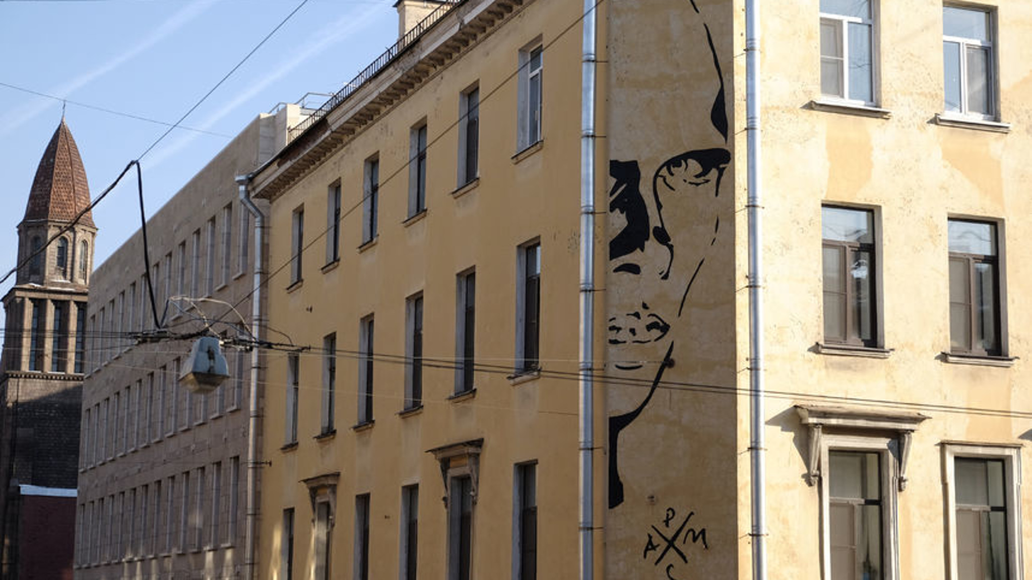 В Петербурге закрасили граффити с портретом Даниила Хармса