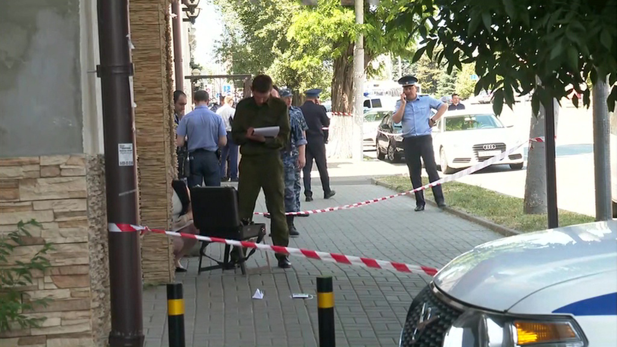 Подробностии нападения обвиянемого в разбое на конвоира и пристава