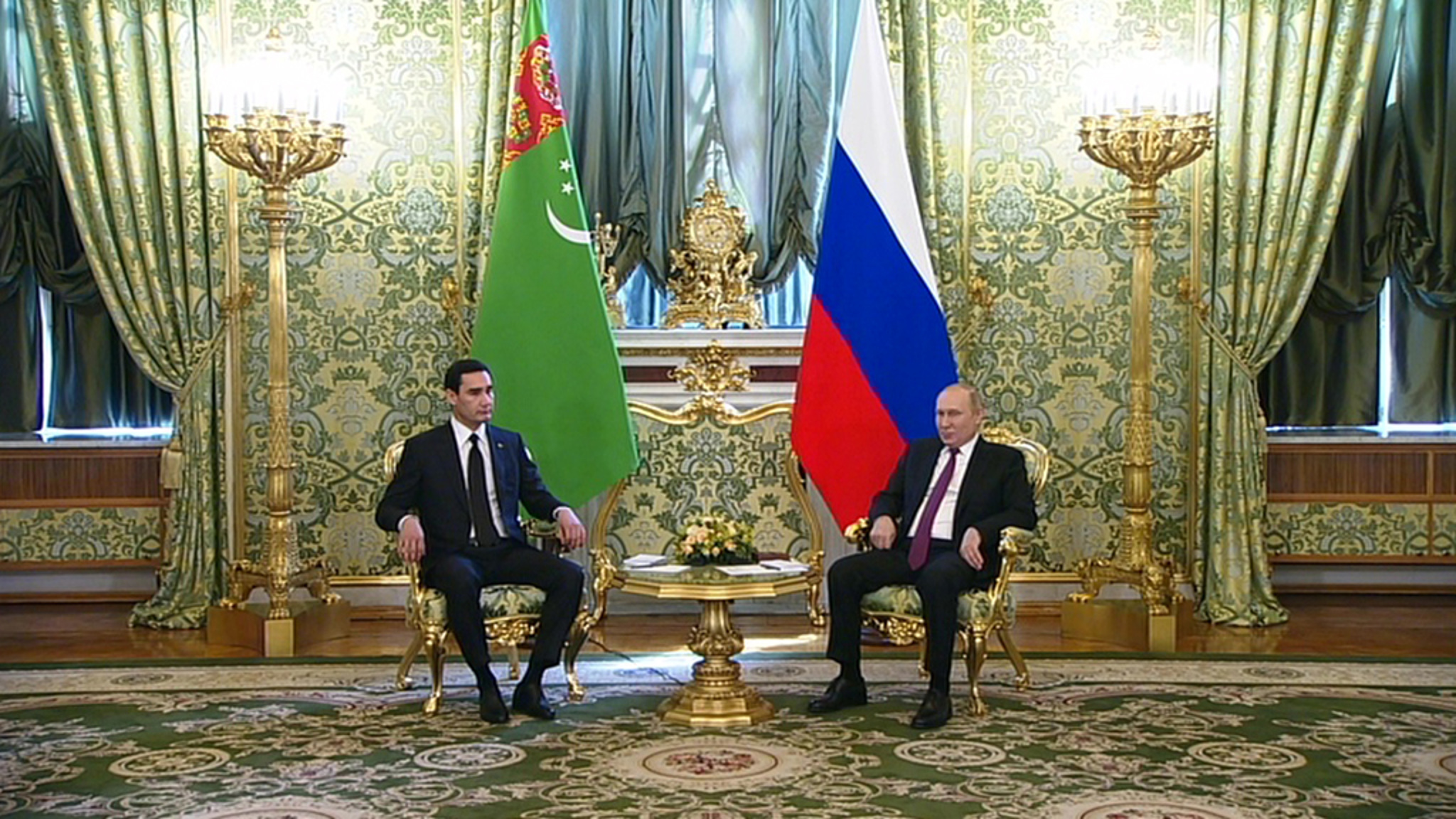 Президенты России и Туркменистана начали переговоры в Кремле