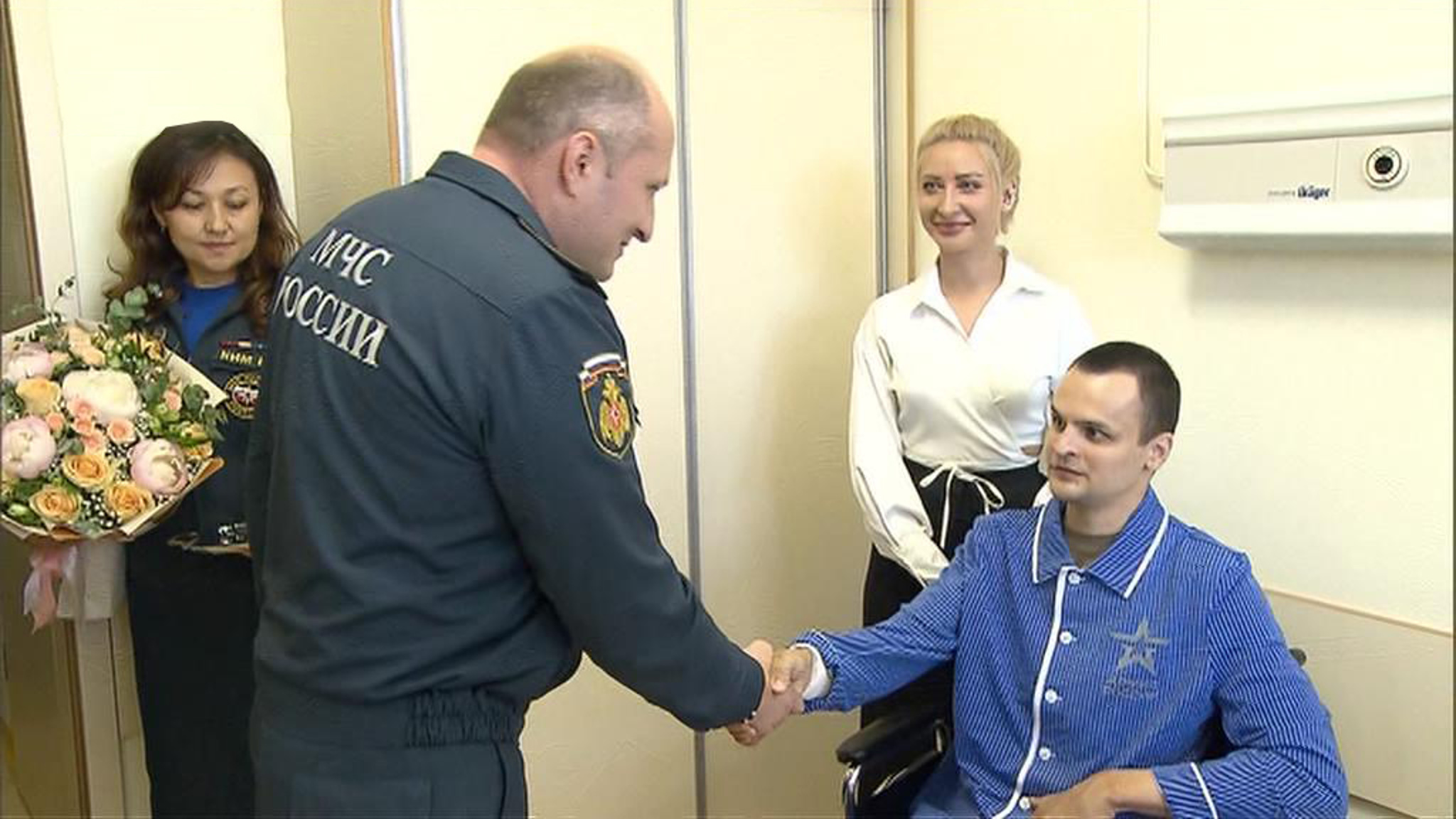Глава МЧС вручил орден Мужества раненому в ЛНР инженеру спасательной группы