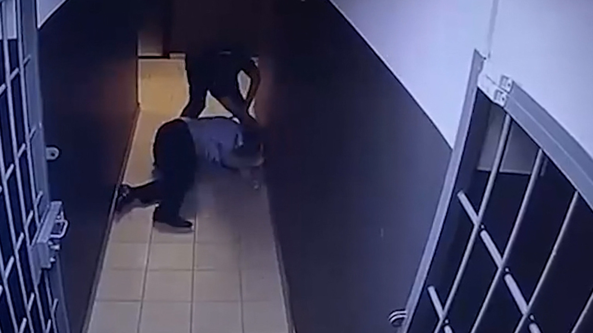 Побег из суда: редицивист нанес полицейскому 16 ударов заточкой