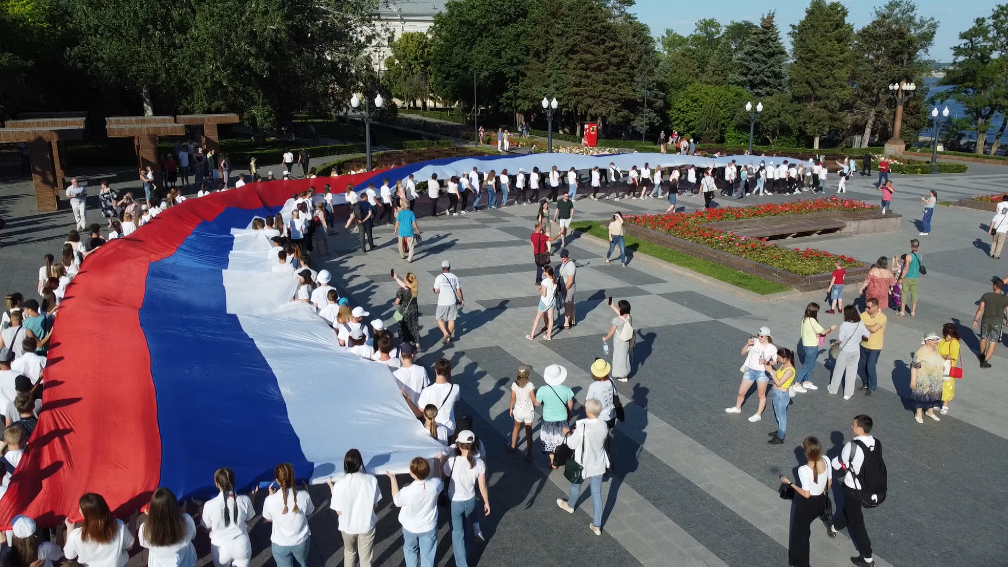 Более сотни волгоградских добровольцев стали участниками флешмоба "Флаг России"