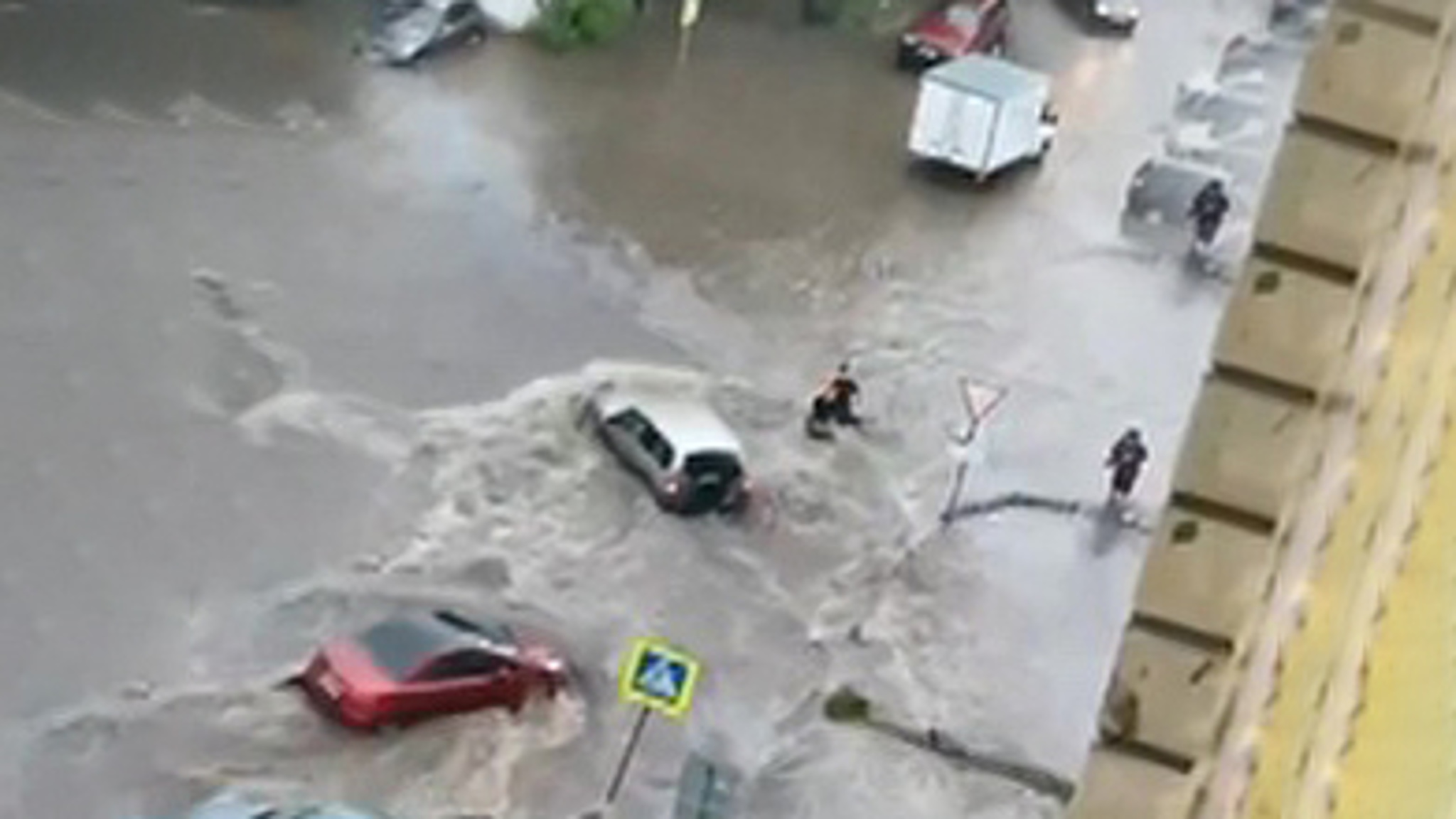 Ливни в Воронеже: на улицах до полуметра воды