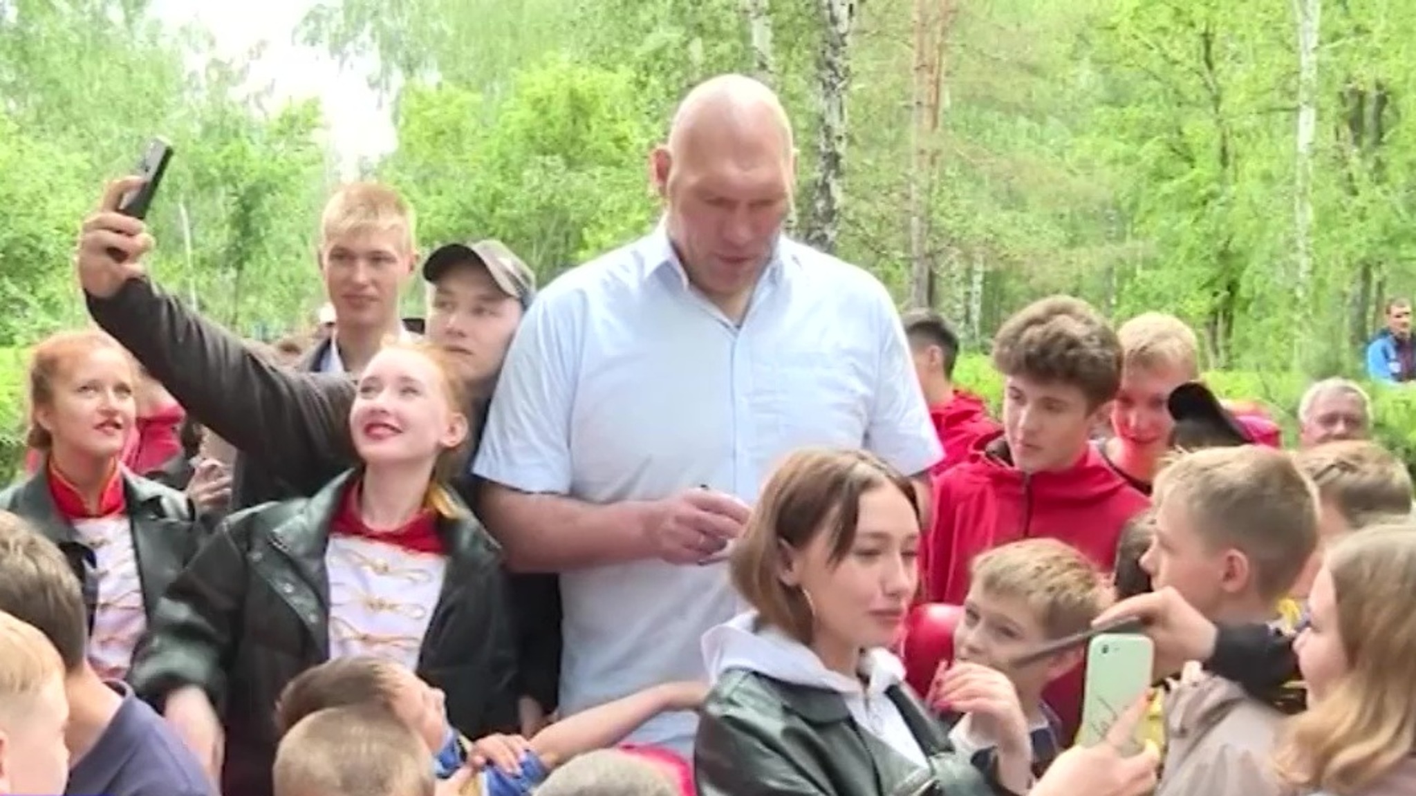 Дерево чемпиона: Николай Валуев высадил кедр в Челябинской области