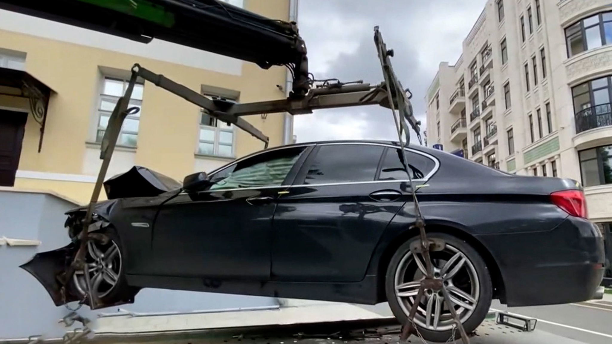 В столице BMW протаранил стену