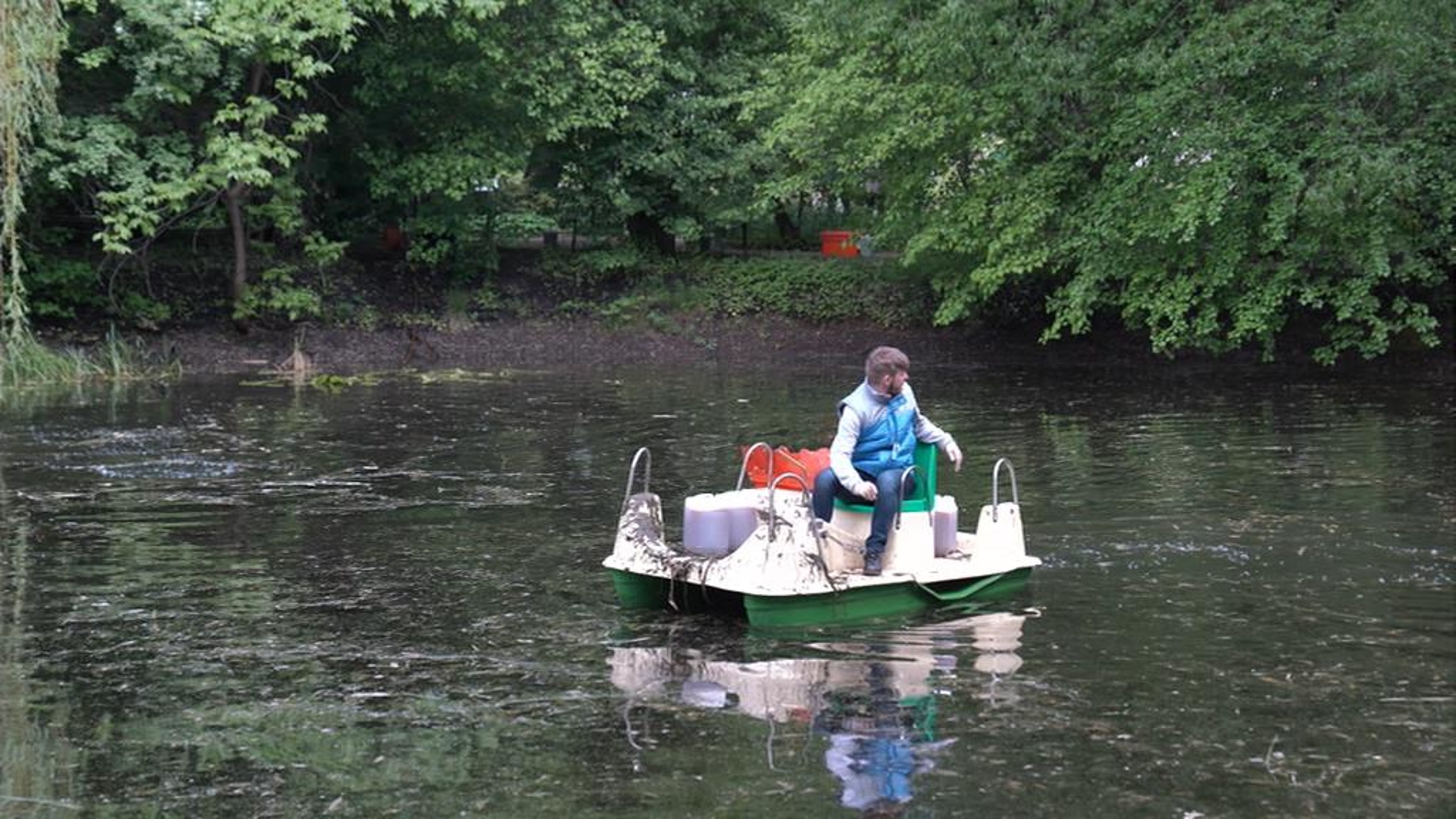 Чистые пруды: что делают колобки в водоемах Москвы