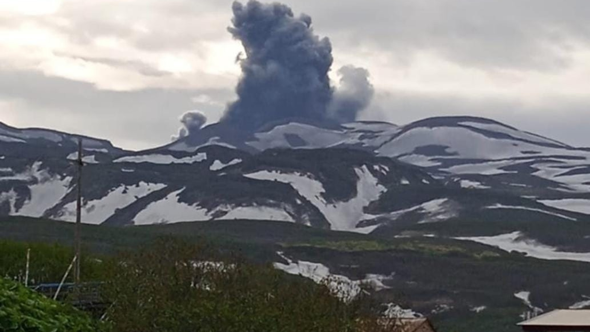 Вулкан Эбеко на Курилах выбросил двухкилометровый столб пепла