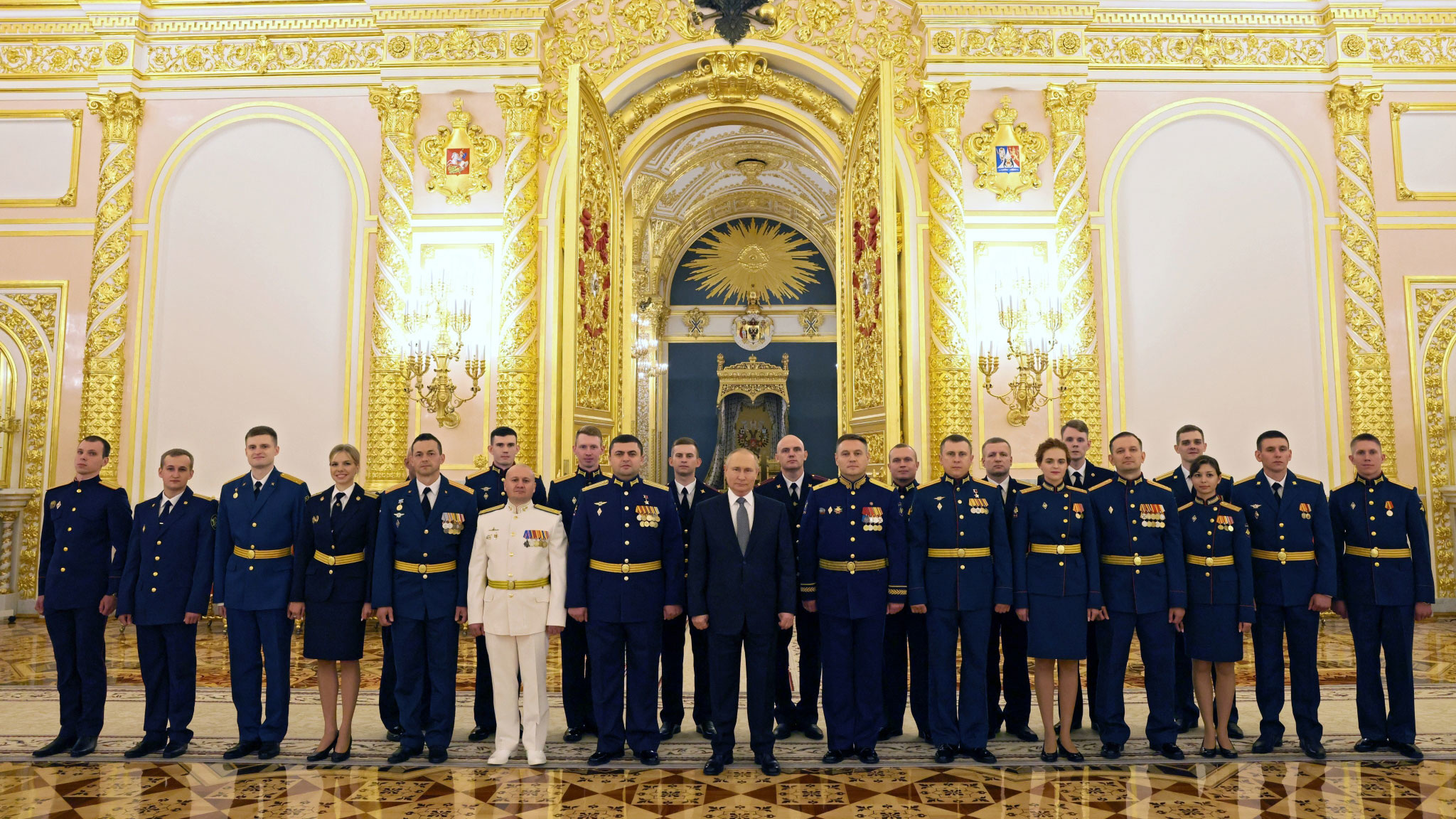Владимир Путин пообщался с выпускниками военных вузов в неформальной обстановке