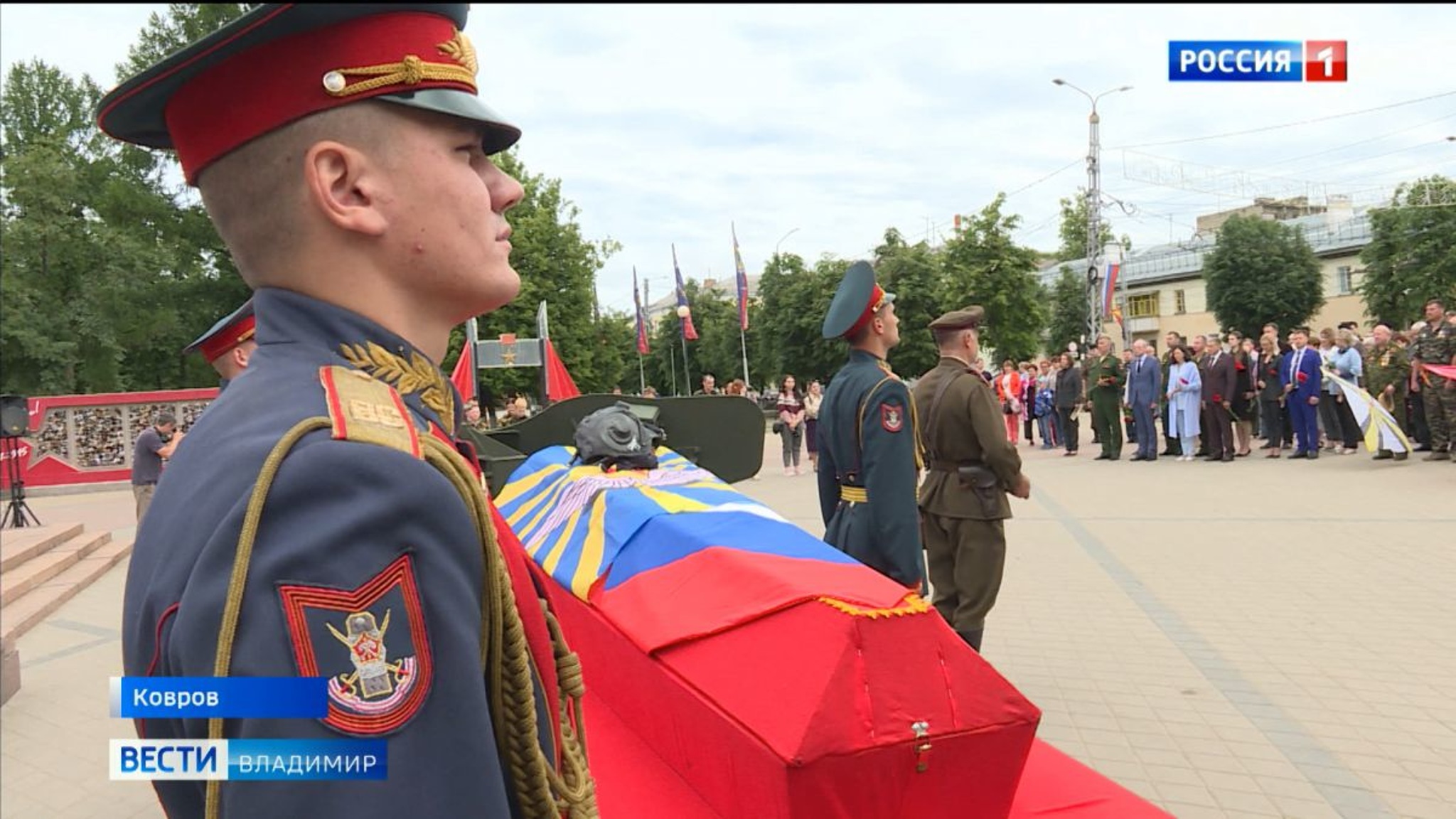 В Коврове на "Аллее героев" похоронили найденного поисковиками красноармейца